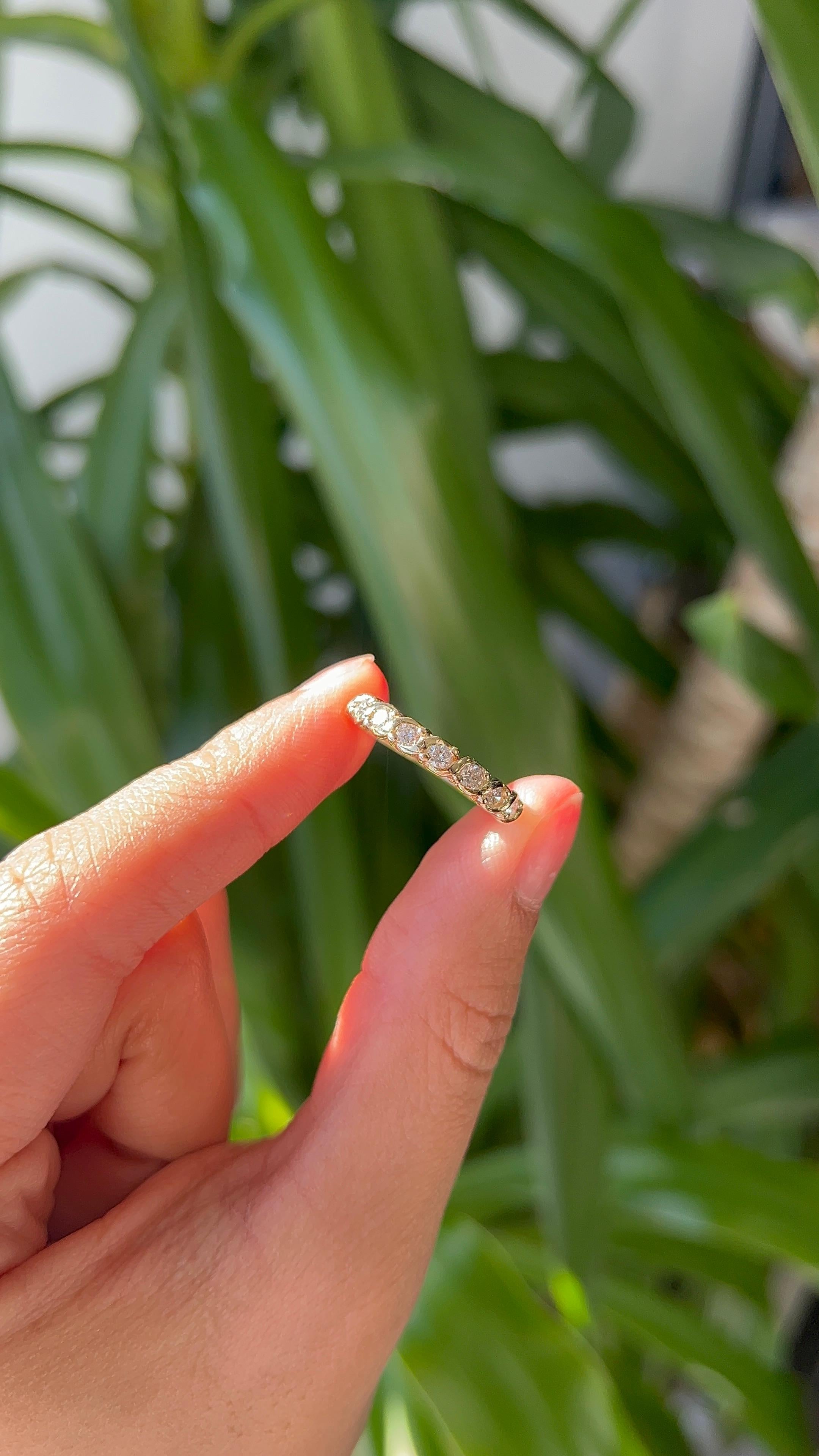 Vintage Round Brilliant Diamonds in 18k Yellow Gold Band For Sale 3