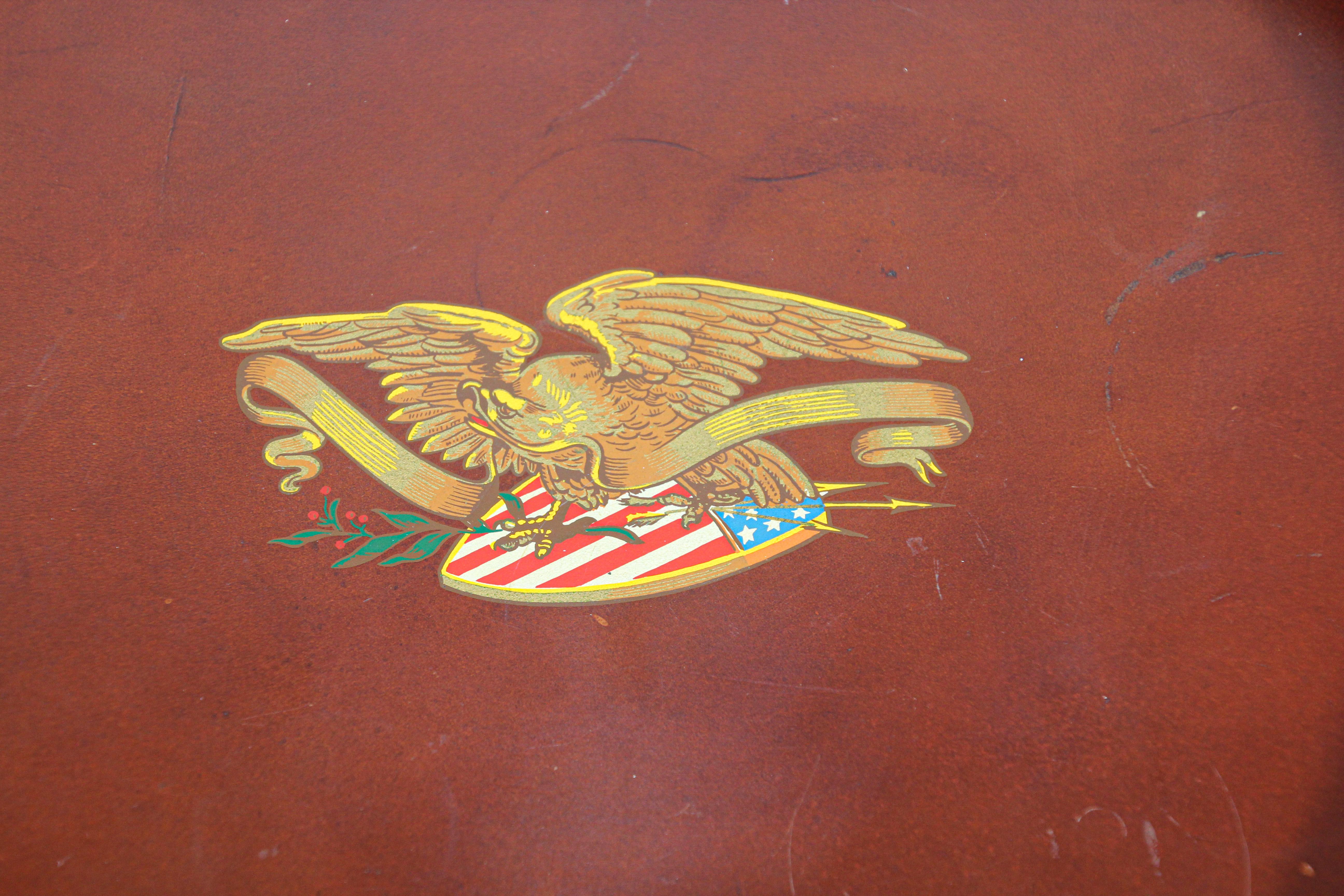 Arts and Crafts Plateau rond vintage en cuir Brown avec The American Bold Eagle et US Flag en vente