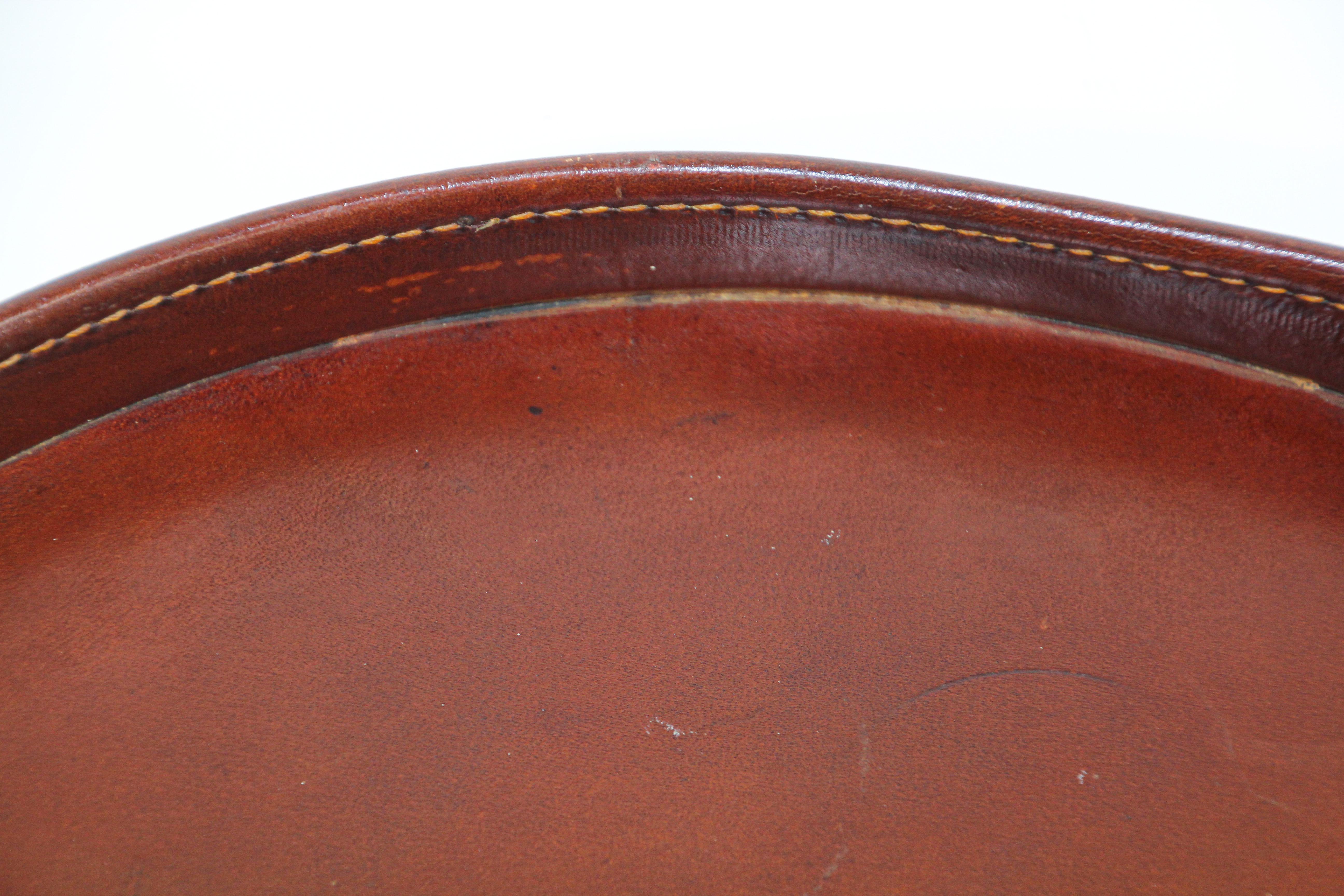 Vintage Runde Brown Leather Tablett mit The American Bold Eagle und US Flagge (amerikanisch) im Angebot