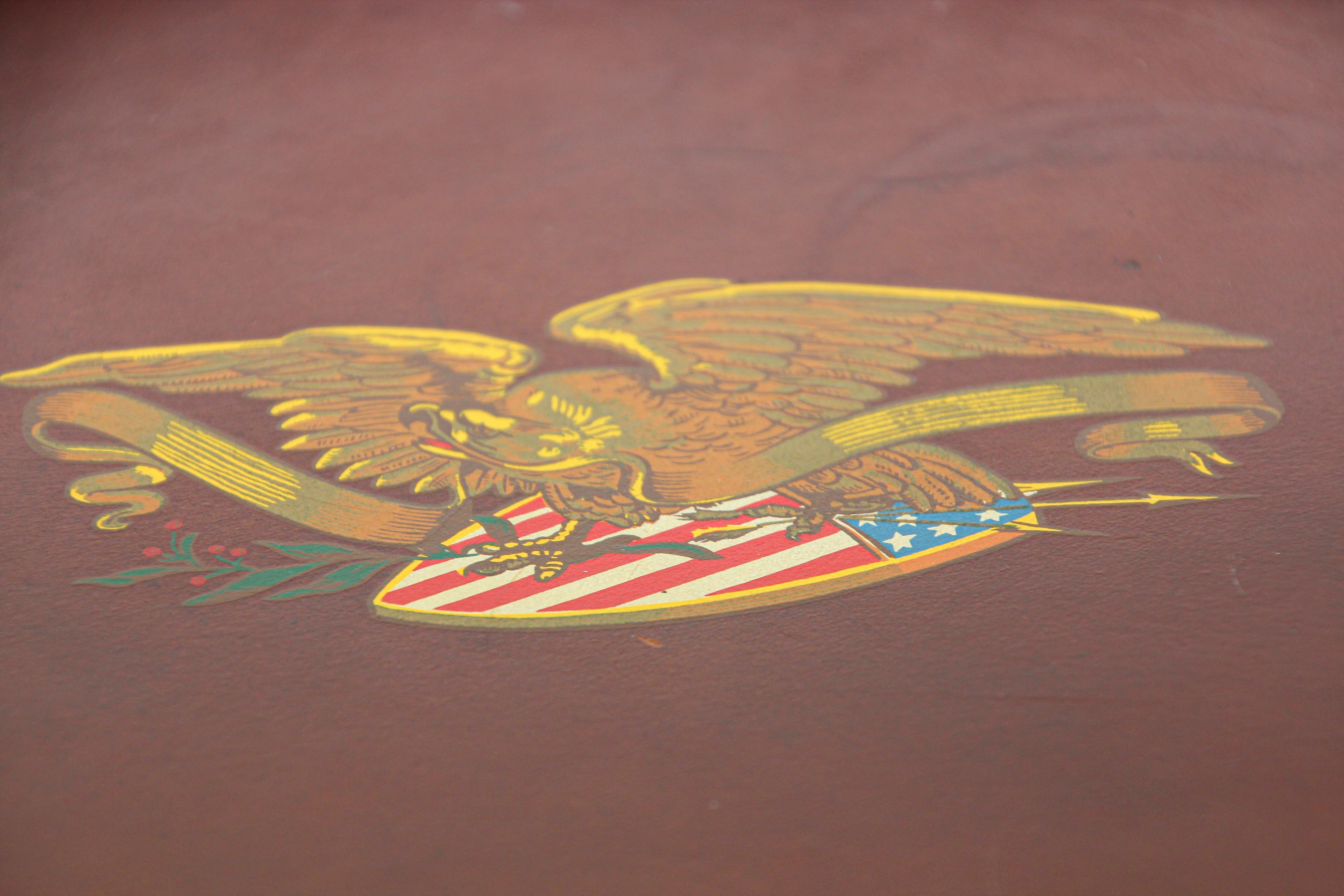 Vintage Runde Brown Leather Tablett mit The American Bold Eagle und US Flagge (Leder) im Angebot