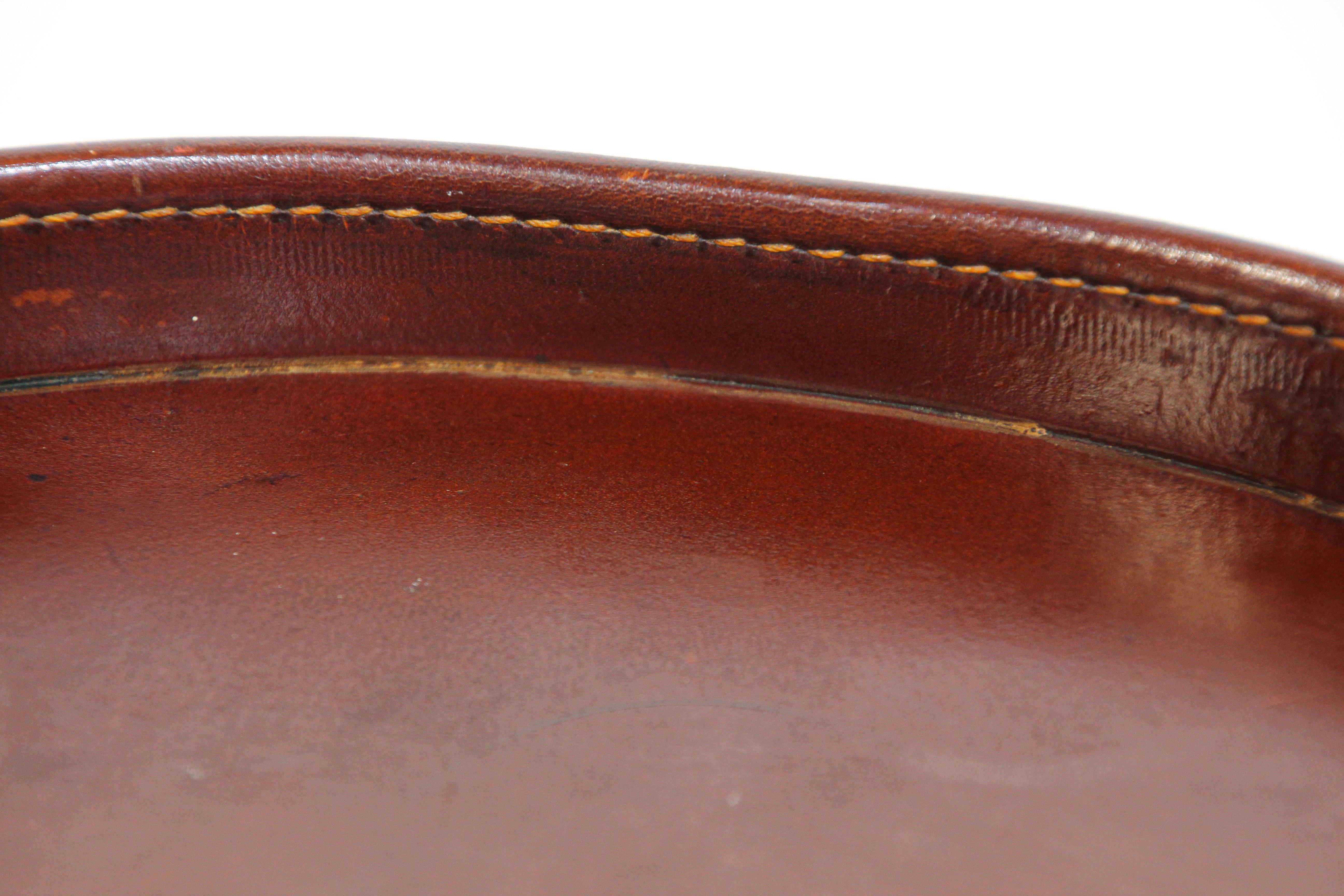 Vintage Runde Brown Leather Tablett mit The American Bold Eagle und US Flagge im Angebot 1