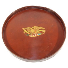 Bandeja redonda vintage de cuero marrón con el águila americana y la bandera de EE.UU.