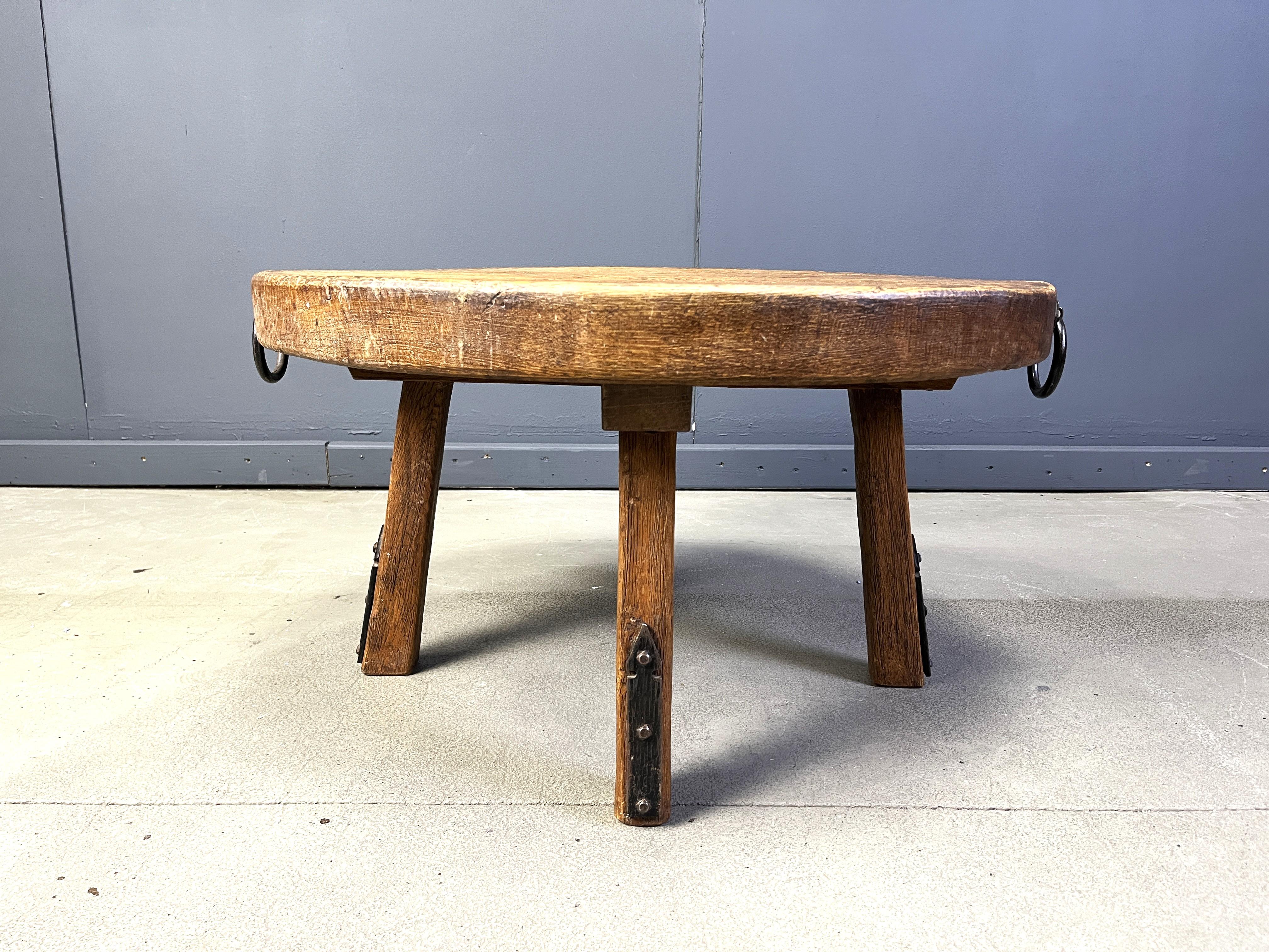Brutalist style coffee table with thick oak table top on a 4 legged wooden base with heavy duty steel rings 

Good condition. 

1960s - Belgium

Dimensions:
Height: 46cm
Diameter: 78cm

Ref.: 25091218

*All images are always part of the description,