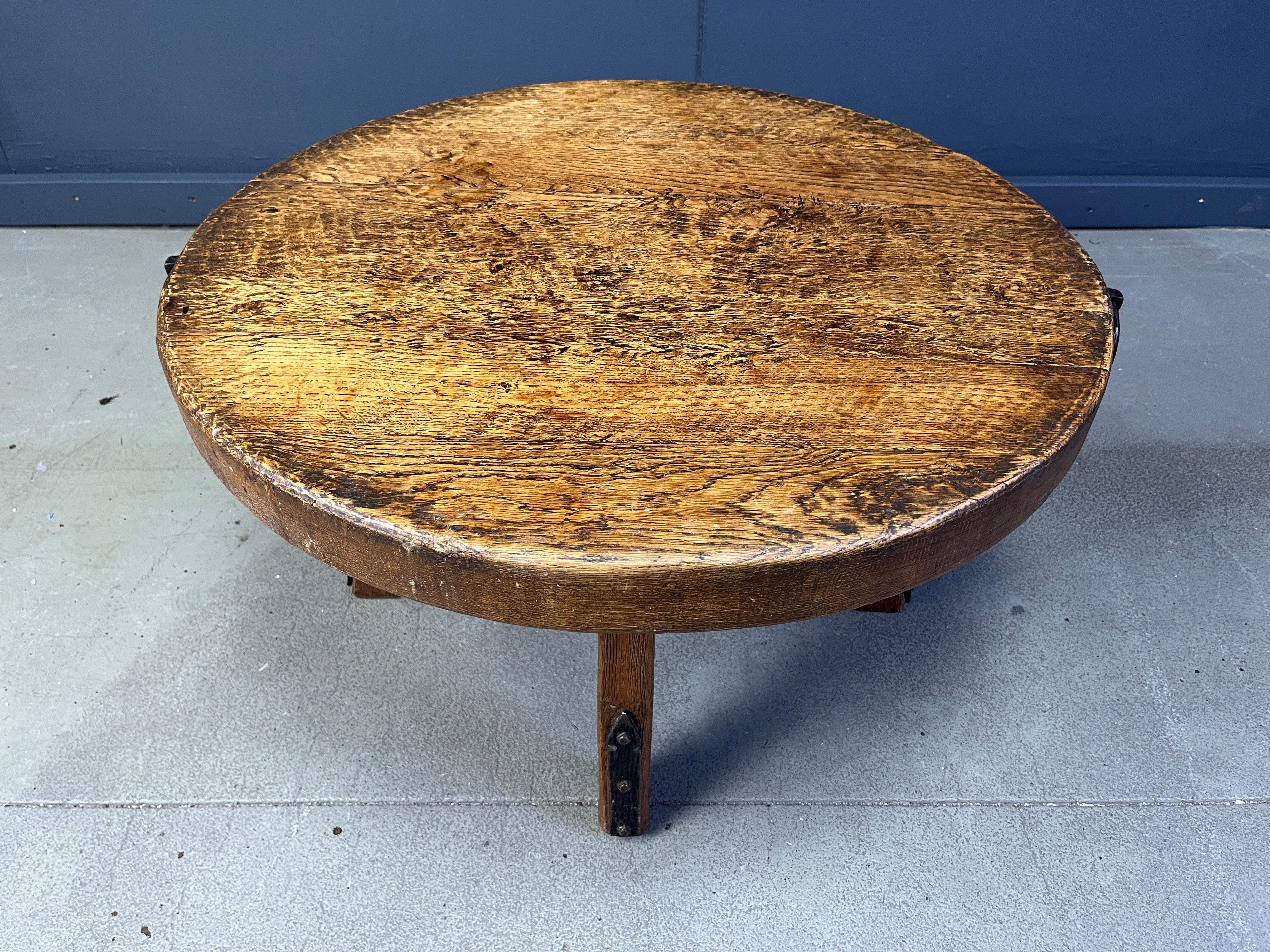Vintage round brutalist coffee table, 1960s For Sale 1