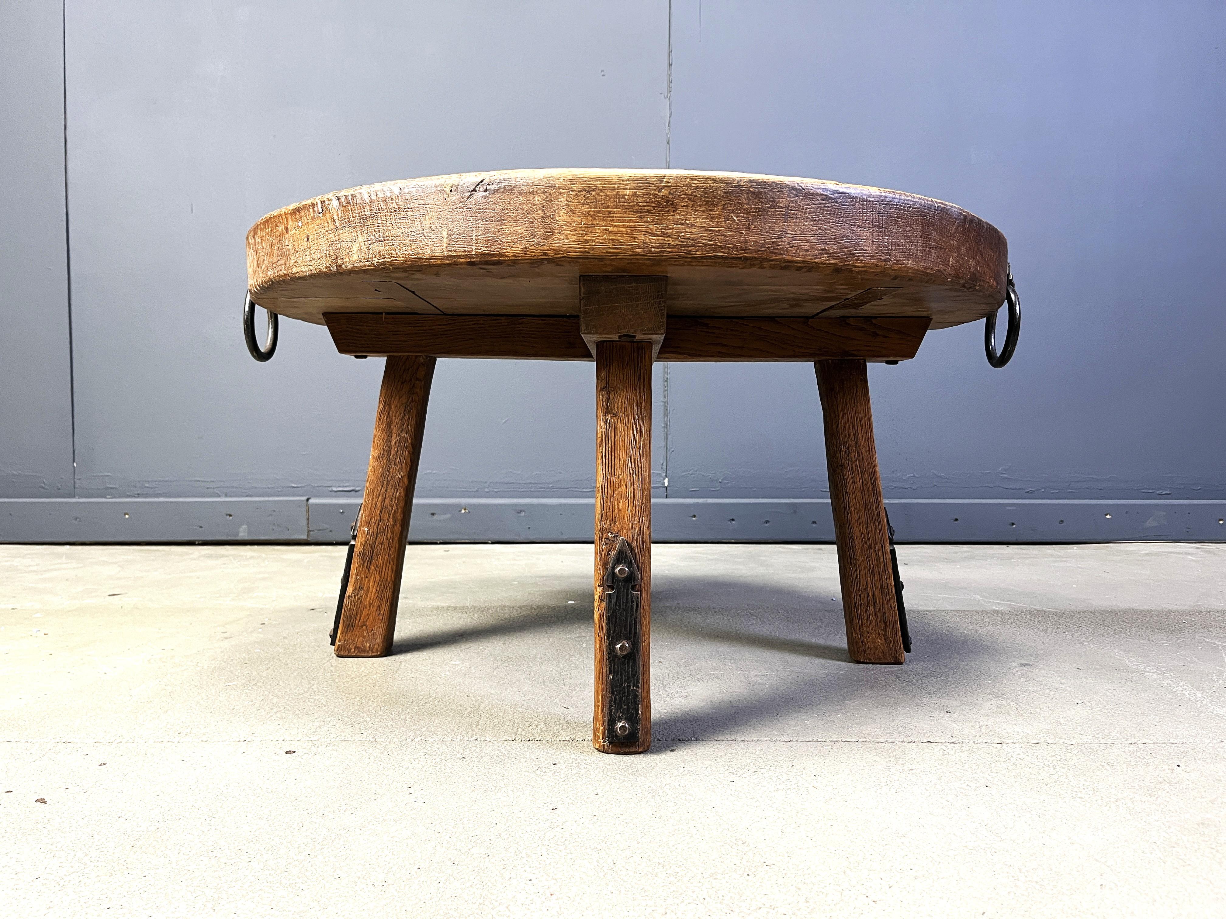 Vintage round brutalist coffee table, 1960s For Sale 2