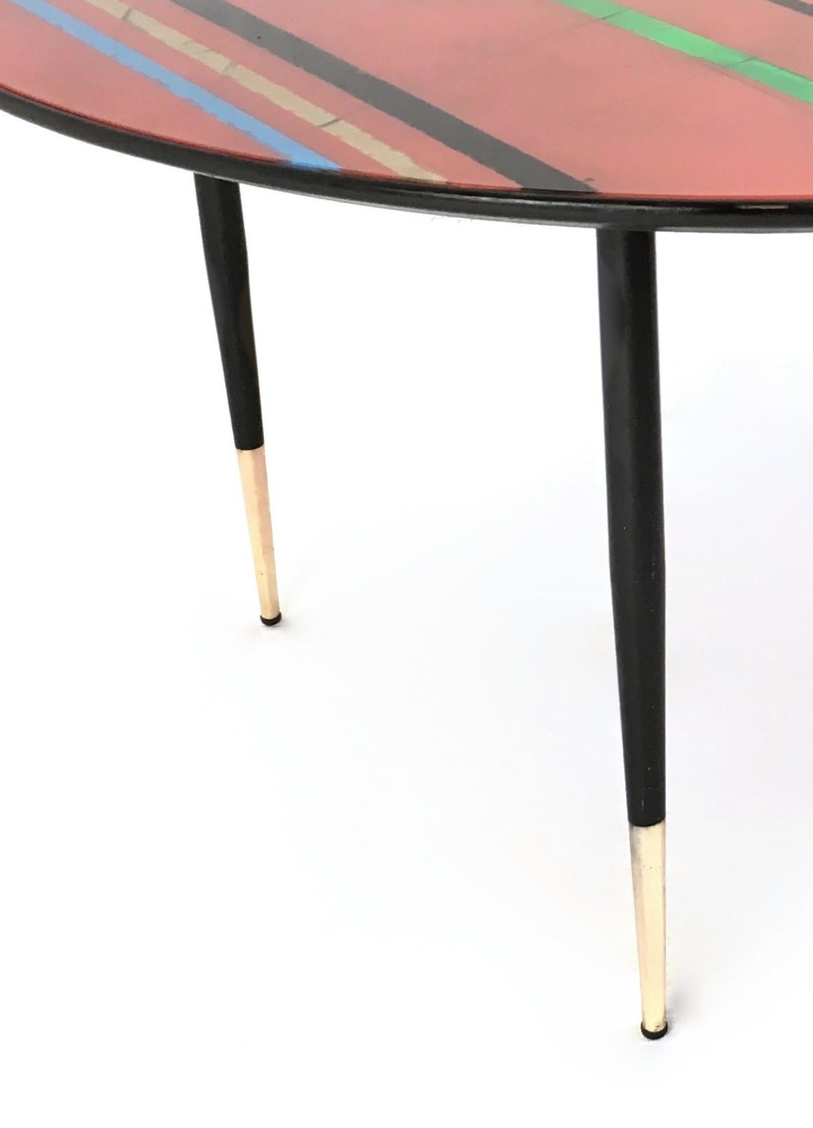 Runder Vintage-Couchtisch mit rot gestreifter Glasplatte, Italien (Mitte des 20. Jahrhunderts) im Angebot