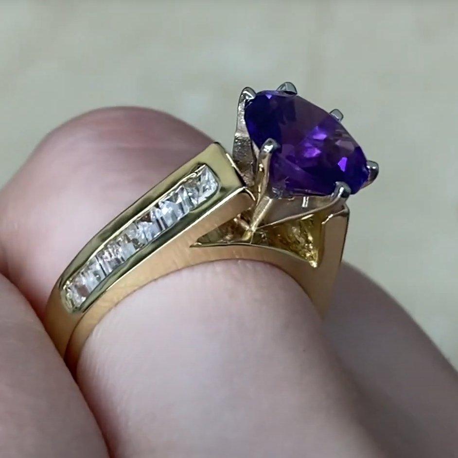Vintage-Cocktailring mit Amethyst im Rundschliff ( ca. 2,40 Karat), 14k Gelbgold im Zustand „Hervorragend“ im Angebot in New York, NY