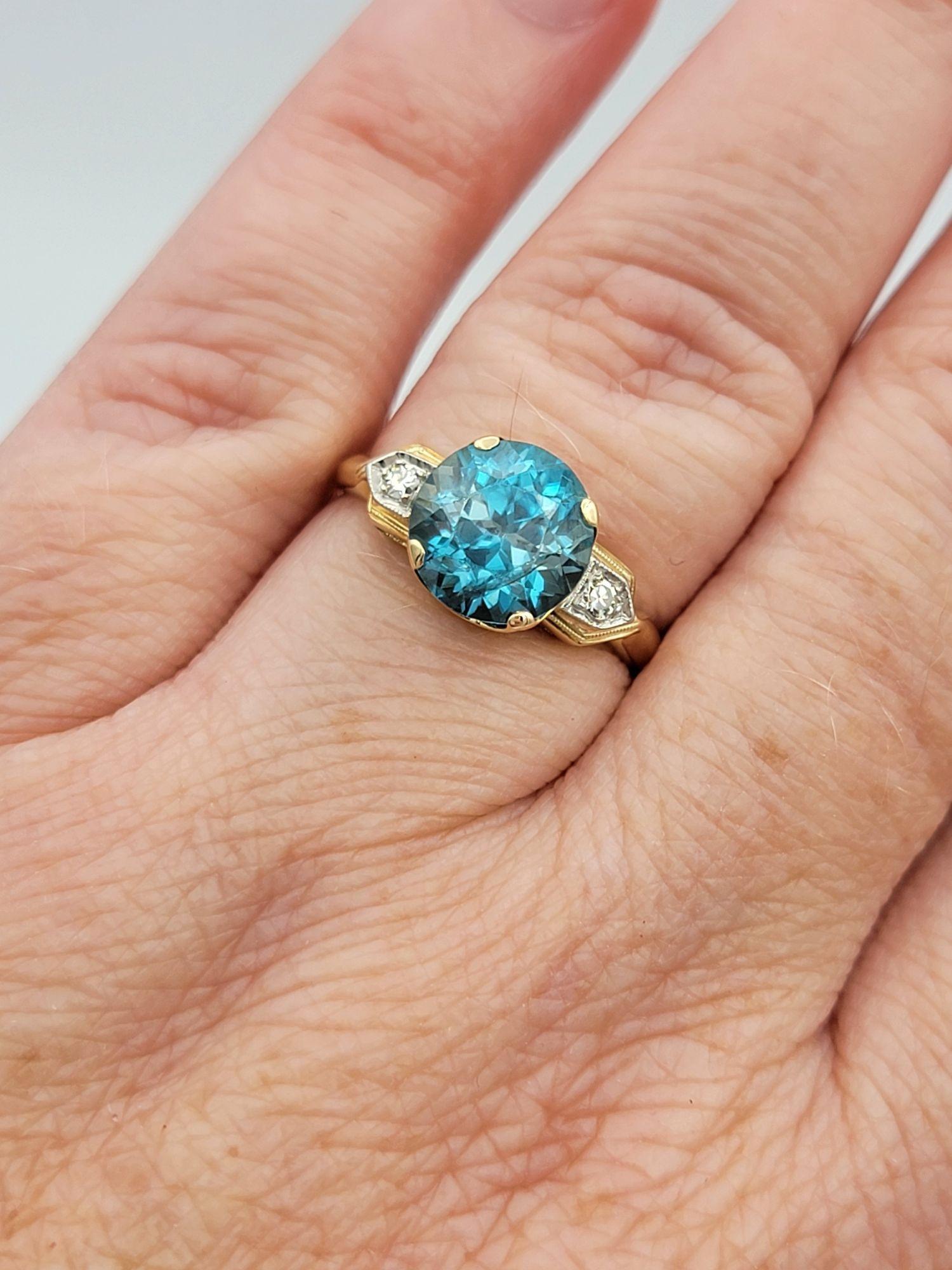 Vintage Round Cut Blue Zircon and Diamond Three-Stone Ring 14 Karat Yellow Gold For Sale 4