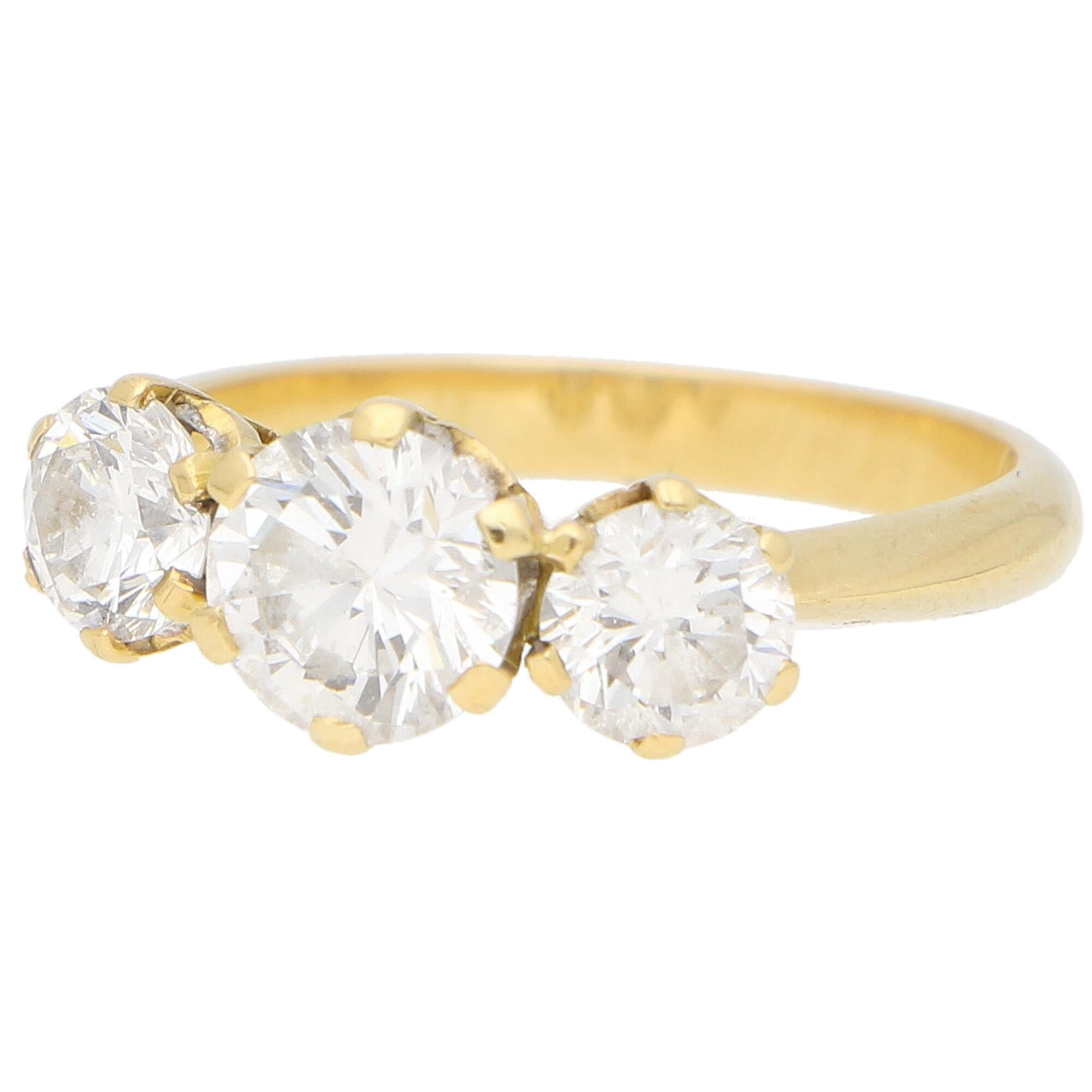 Vintage Round Cut Diamond Three Stone Engagement Ring Set in 18k Yellow Gold In Good Condition In London, GB