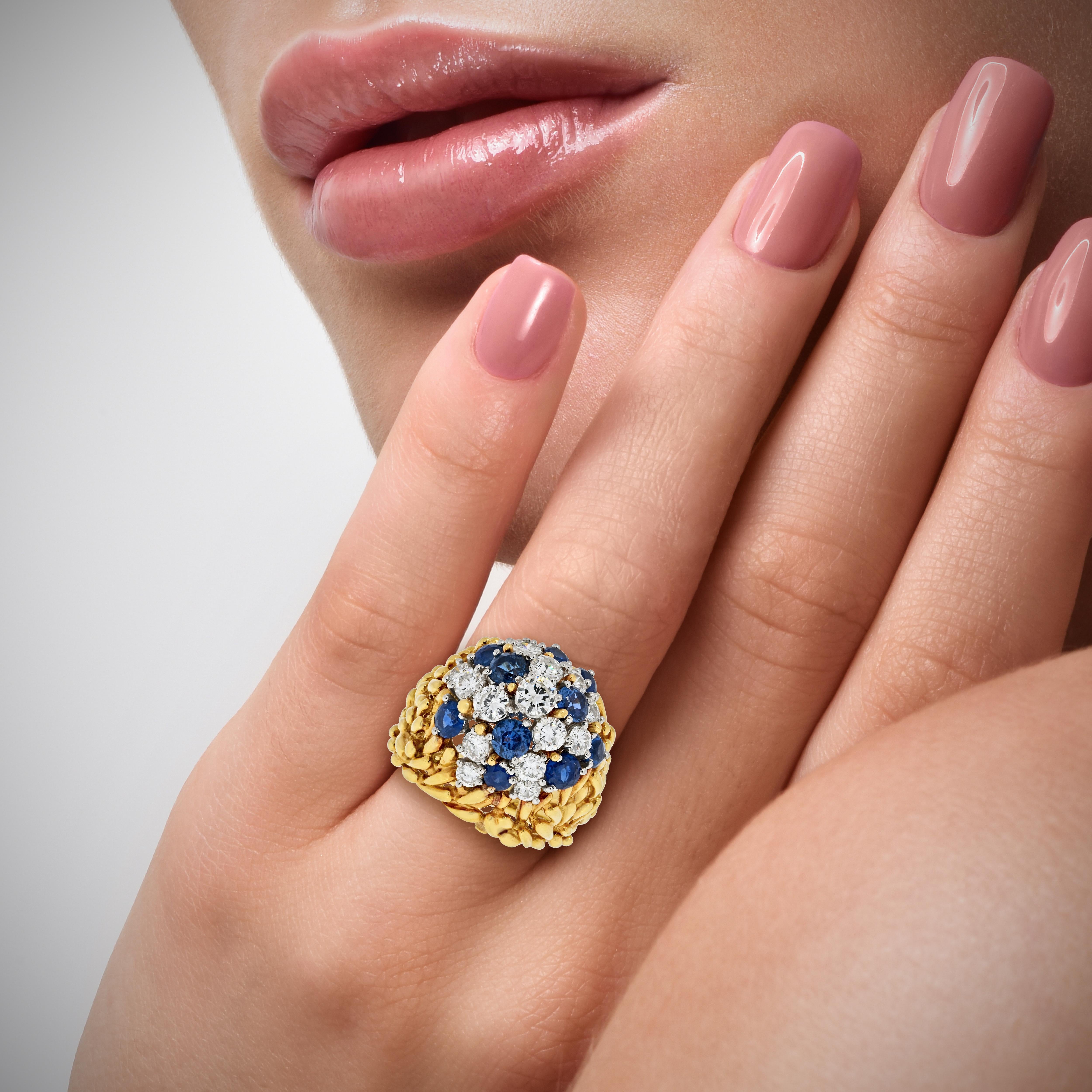 Vintage Round Cut White Diamond and Blue Sapphire Cluster Cocktail Ring In Excellent Condition For Sale In Miami, FL