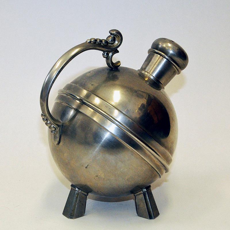 Lovely Norwegian Art Deco pewter tea pot shaped as a ball from ca 1930s. A special design pewter jug with a decorative handle, three steady legs and with the original tin and cork plug.
Perfect and special tea pot for all occasions or just great as