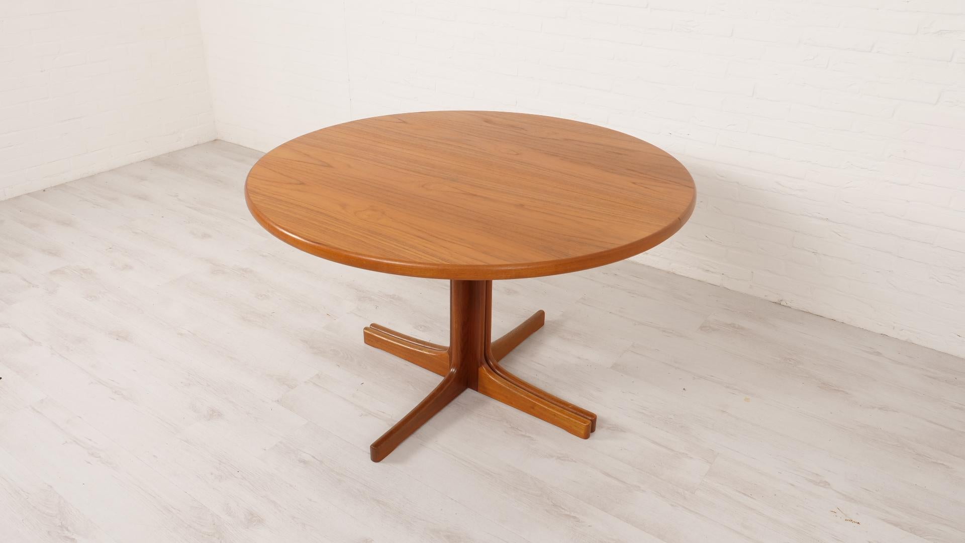 This vintage wooden extension table is a very nice one: the round dining table is in great condition and has a very thin top. We don't come across these very often! The teak dining table can be extended with 2 spacers and becomes oval. This leaves