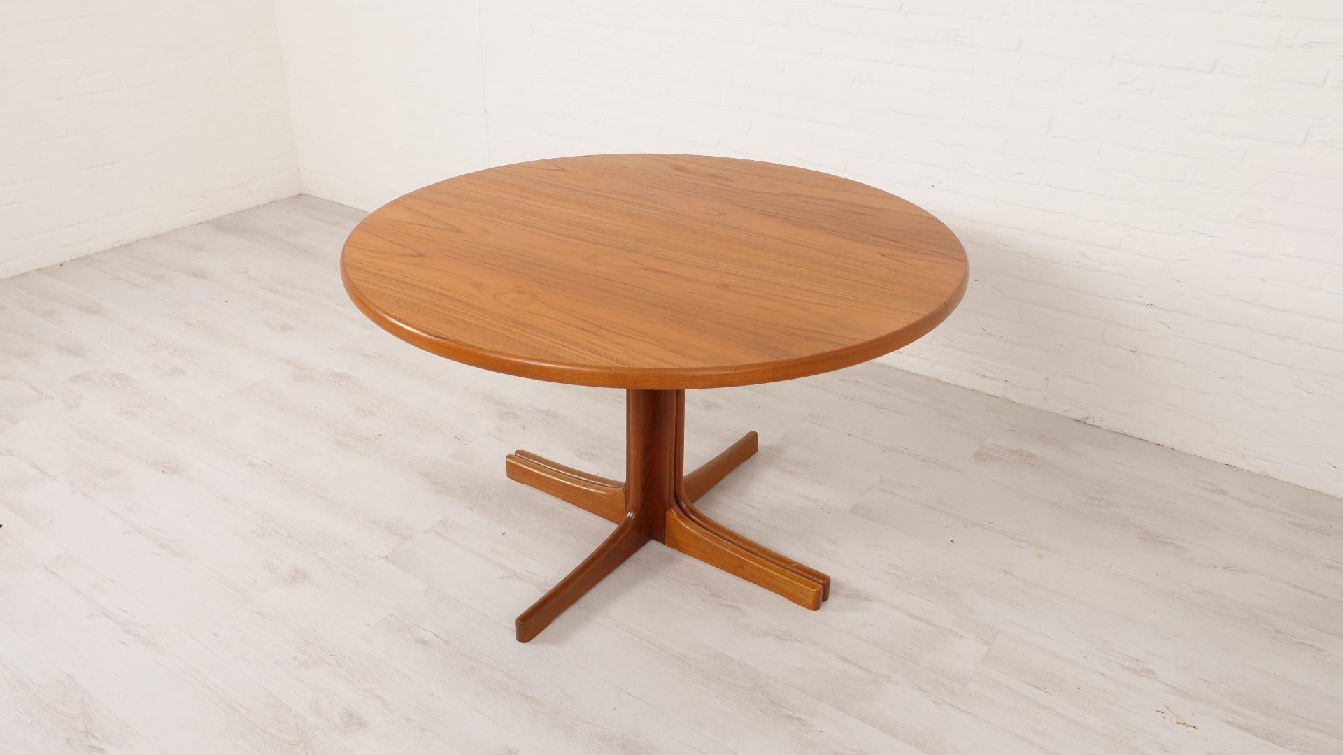Der runde Esstisch ist in einem sehr guten Zustand und hat eine sehr dünne Platte. So etwas finden wir nicht oft! Der Teak-Esstisch kann mit 2 Abstandshaltern verlängert werden und wird dadurch oval. Dies bietet Platz für 8 Personen. Was diesen