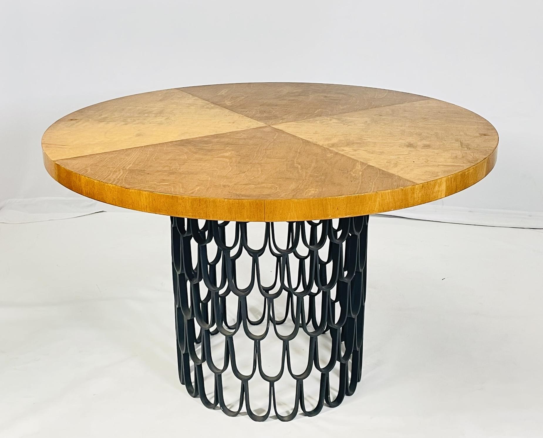 Runder Vintage-Tisch mit runder Holzplatte und massivem, rundem Stahlfuß im Stil von Paul Evans & Phillip Lloyd Powell.
 
Der Sockel ist aus massivem Stahl gefertigt und schwarz lackiert.
 
Unmarkiert.
 
Abmessungen:
 47 Zoll im Durchmesser x 29,75