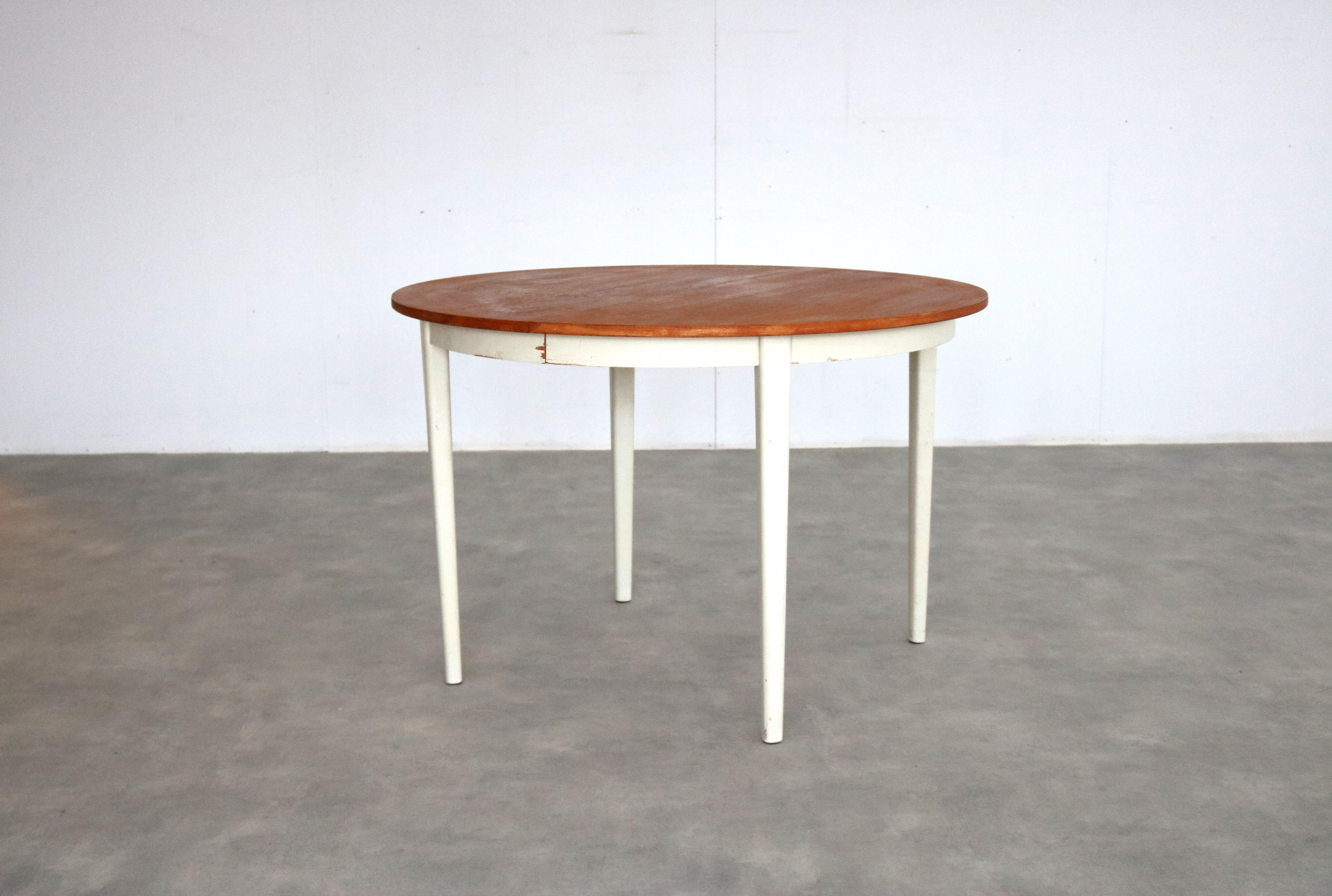 tavolo da pranzo rotondo vintage  Tavolo  60s  Svedese

periodo  60's
design  sconosciuto  Svezia
condizione  buono  leggeri segni d'uso  telaio laccato; 
dimensione  72,5 x 110 x 110 (hxlxp) 

dettagli  teak;

numero di articolo  2596