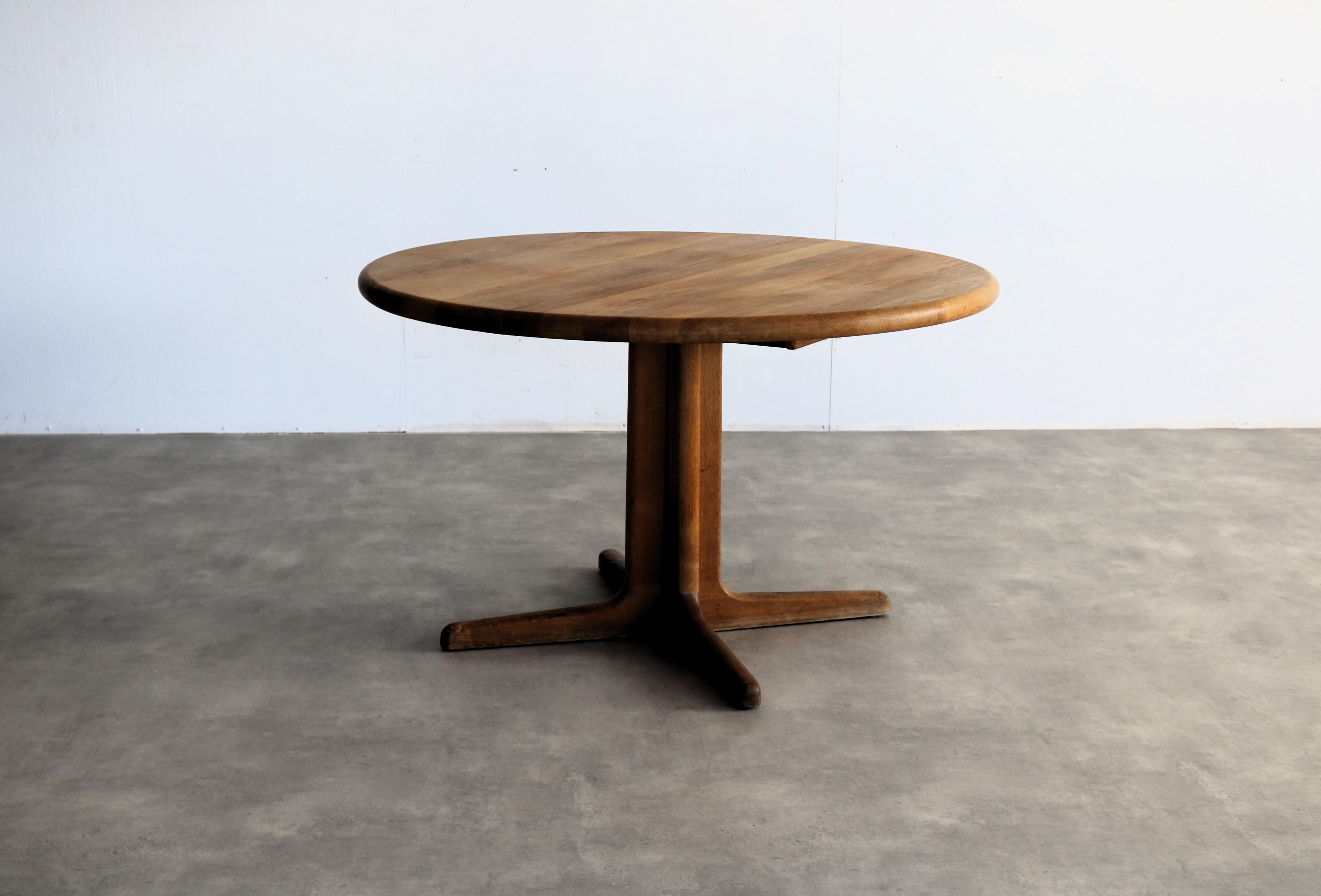 vintage round dining table  table  extendable  Denmark

period  60's
design  unknown  Denmark
condition  good  light signs of use/scratches
size  72 x 118 x 118 (hxwxd) + 2x extra top of 50 cm

details  oak; extendable;

article number  2262