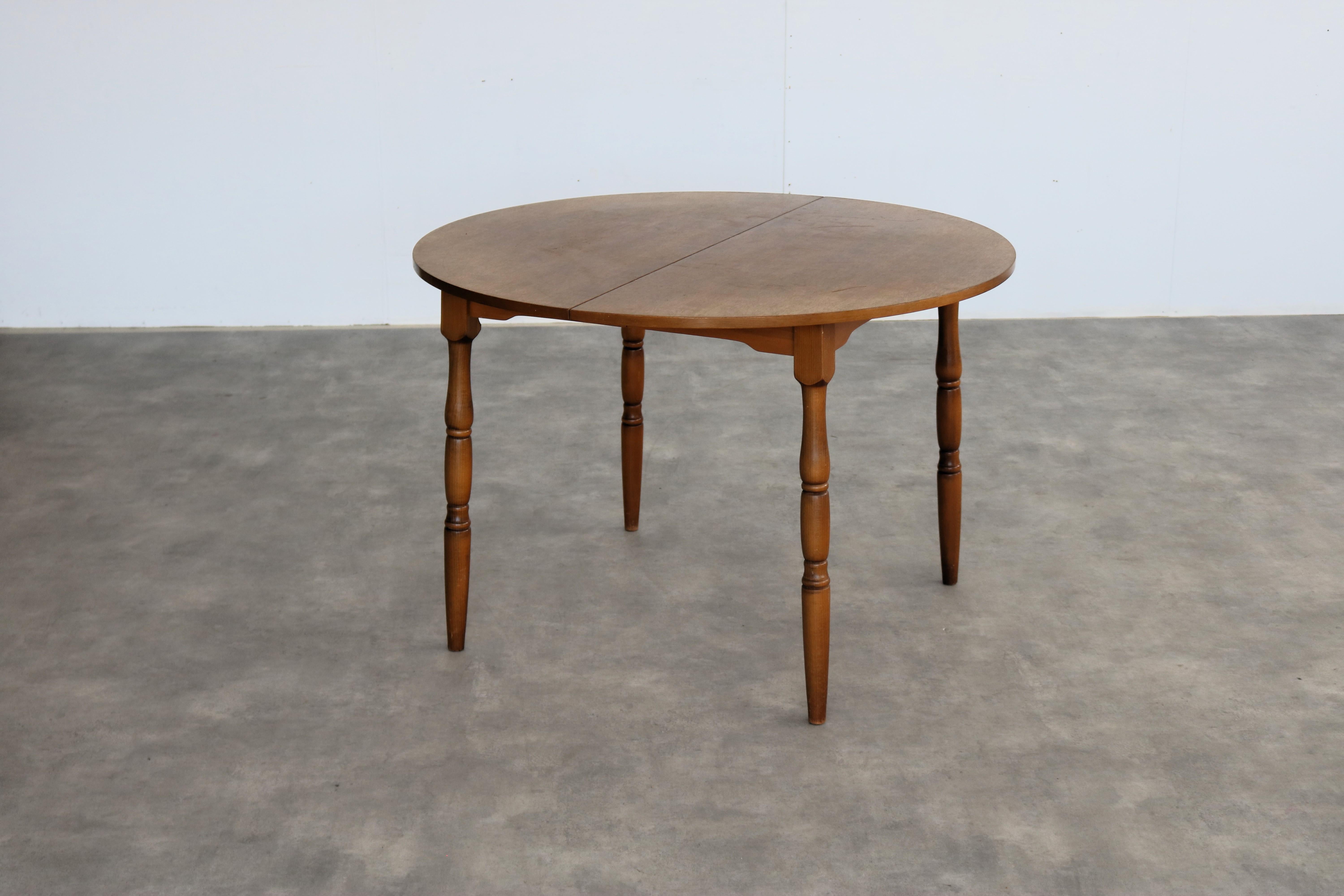 Vintage round dining table  table  extendable  Swedish In Good Condition For Sale In Lemmer, NL