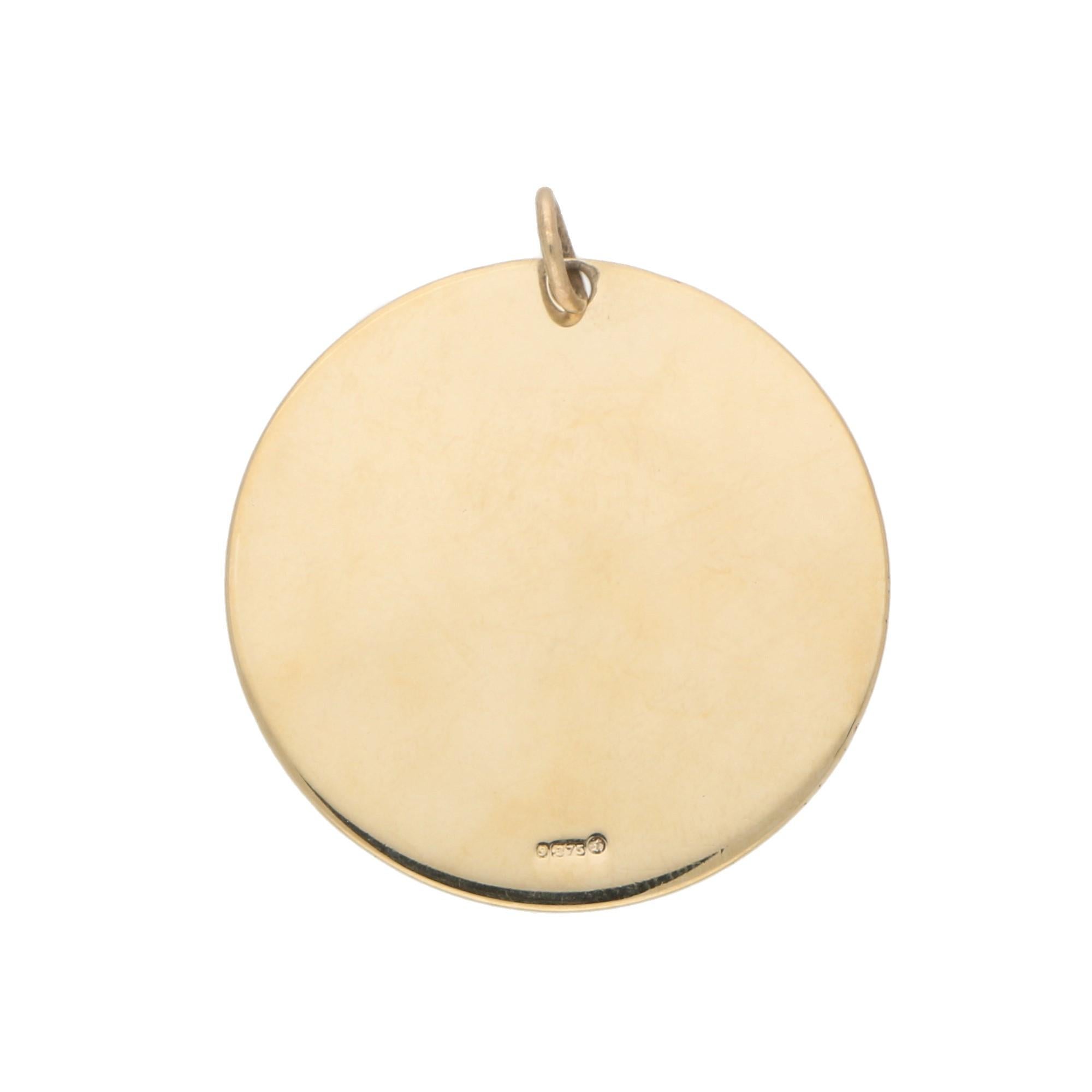 Vintage Round Disc or Coin or Charm Pendant in 9 Karat Yellow Gold In Good Condition In London, GB