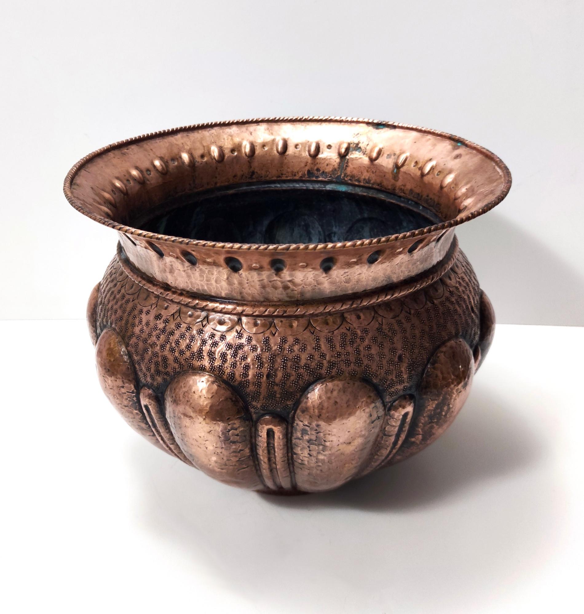 Italian Vintage Round Embossed Copper Cachepot / Vase by Egidio Casagrande, Italy For Sale