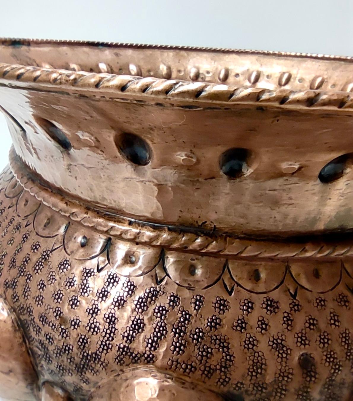 Vintage Round Embossed Copper Cachepot / Vase by Egidio Casagrande, Italy In Good Condition For Sale In Bresso, Lombardy