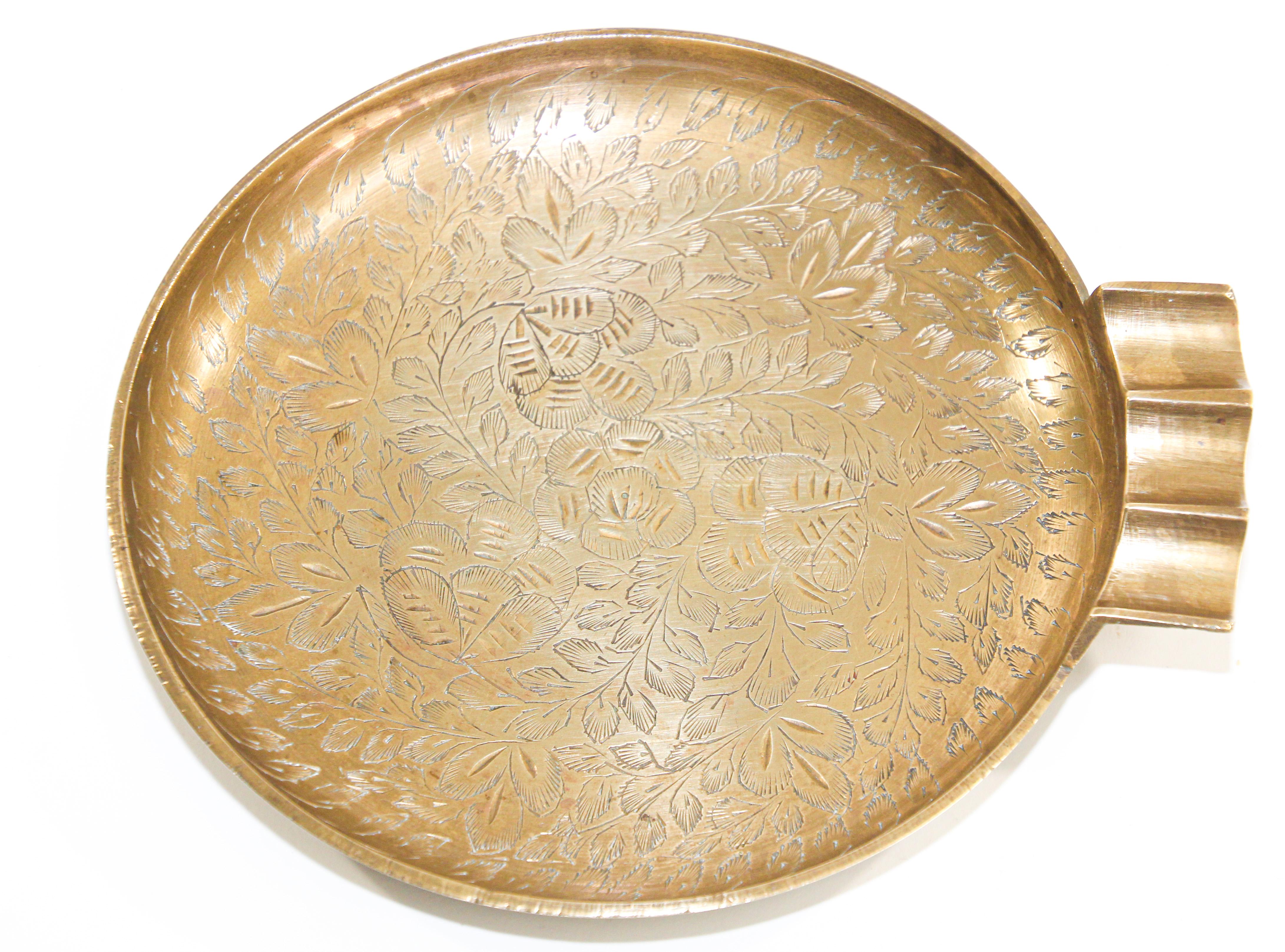 Vintage round etched polished brass ashtray.
Large Anglo-Indian style hand-crafted brass tray, nicely etched with floral Moorish designs.
Brass ashtray :Measures: 7