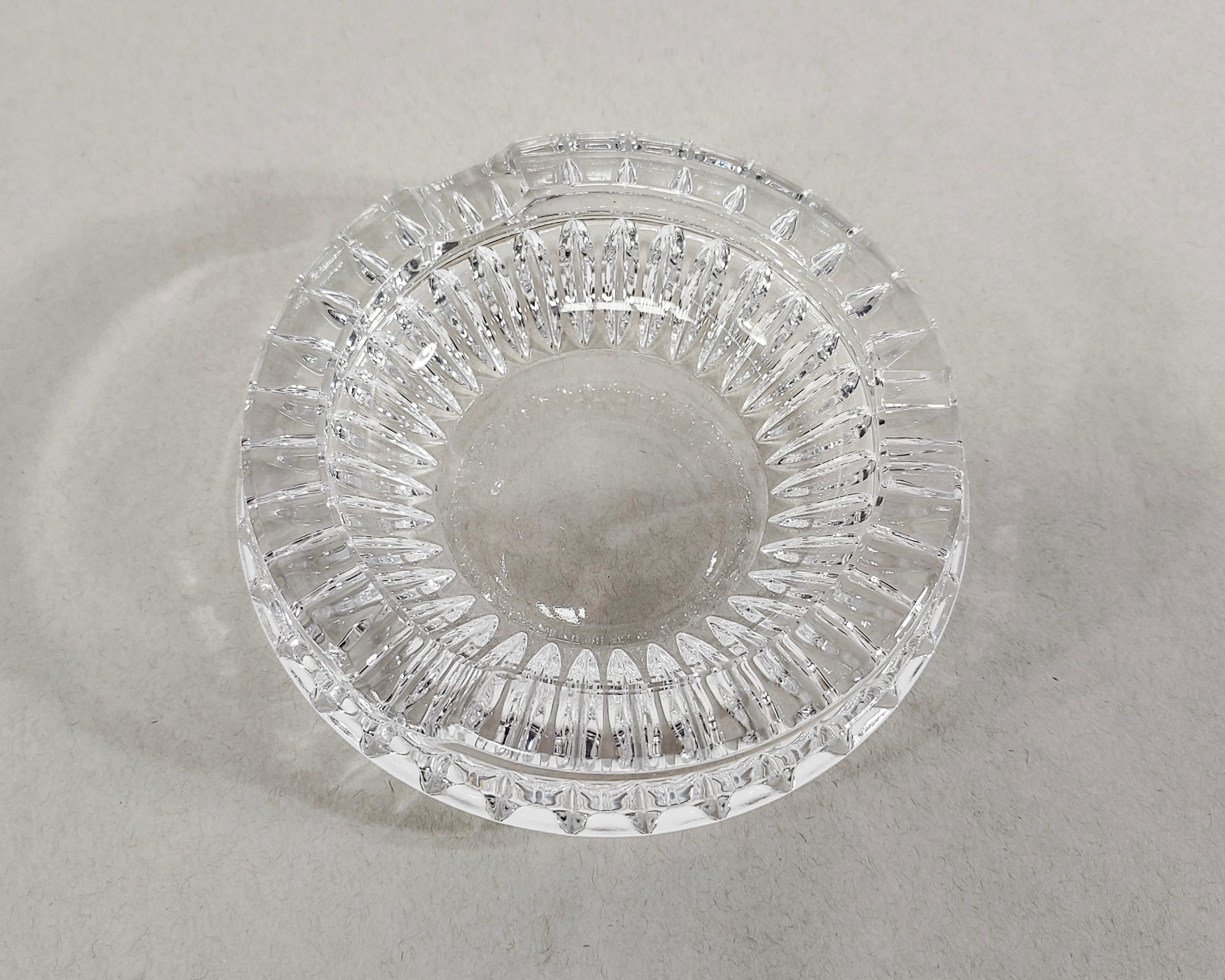 Runder Aschenbecher aus Kristall im Vintage-Stil mit schönem Facettenschliff am Boden. Insgesamt sehr guter Zustand, winzige, mit dem Auge nicht wahrnehmbare Chips, die nur durch Berührung zu erkennen sind. 

5.25