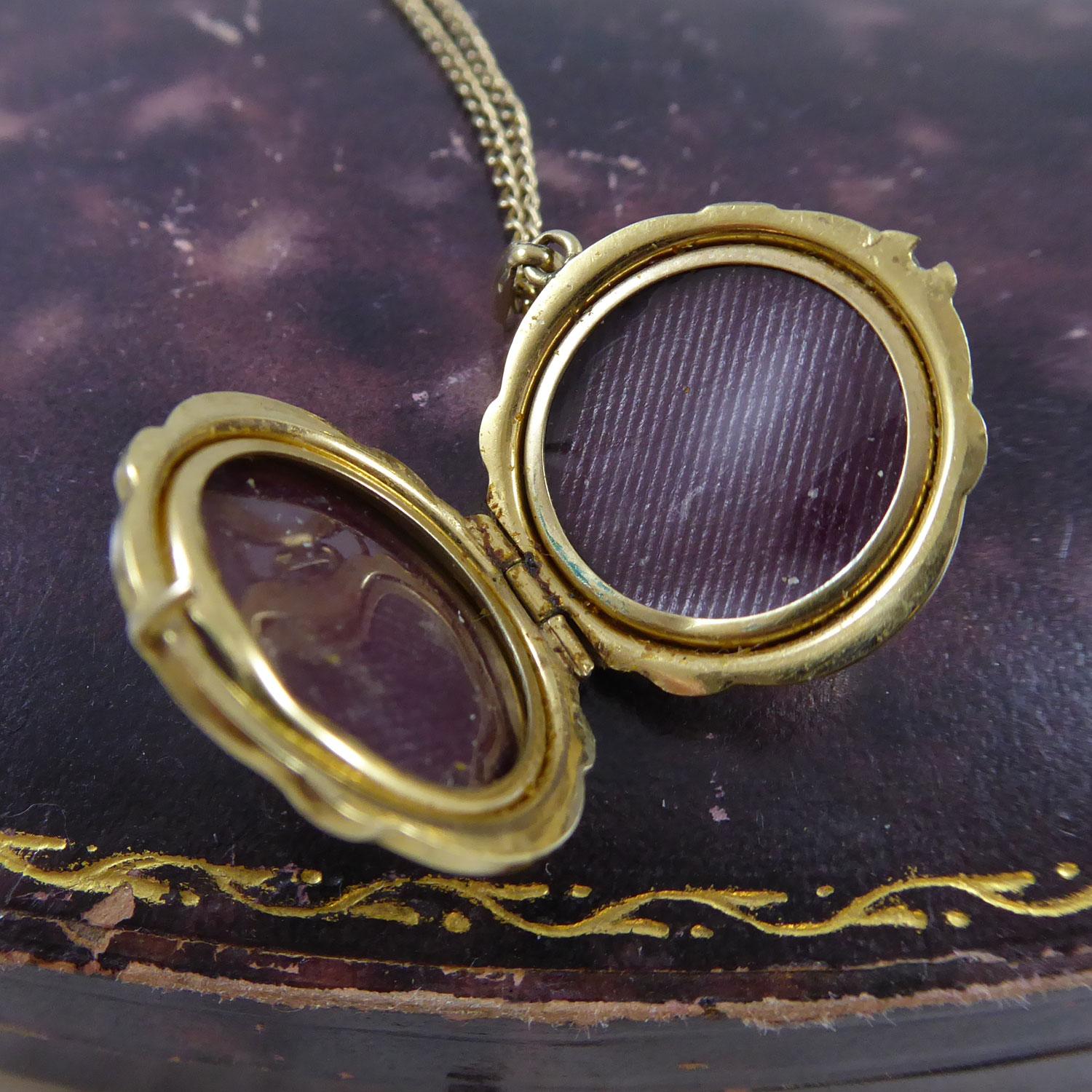 Vintage Round Gold Locket with Floral Engraving, Yellow Gold 1