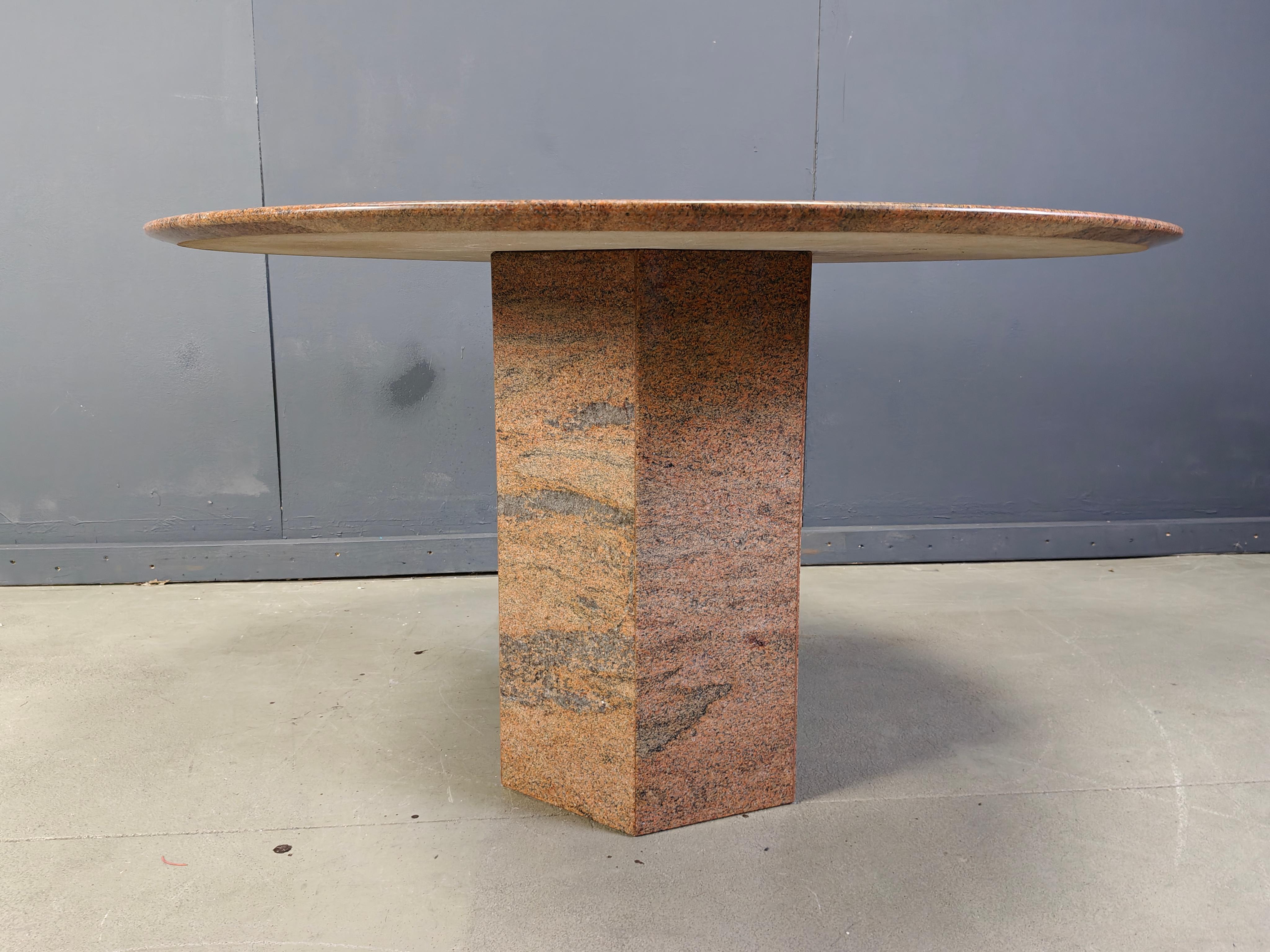 Tavolo da pranzo vintage in granito 

Bellissimo piano d'appoggio rotondo che poggia su una base ottagonale.

Buone condizioni.

anni '70 - Belgio

Altezza: 74 cm
Diametro: 125 cm

Rif.: 25071805

*Tutte le immagini sono sempre parte della