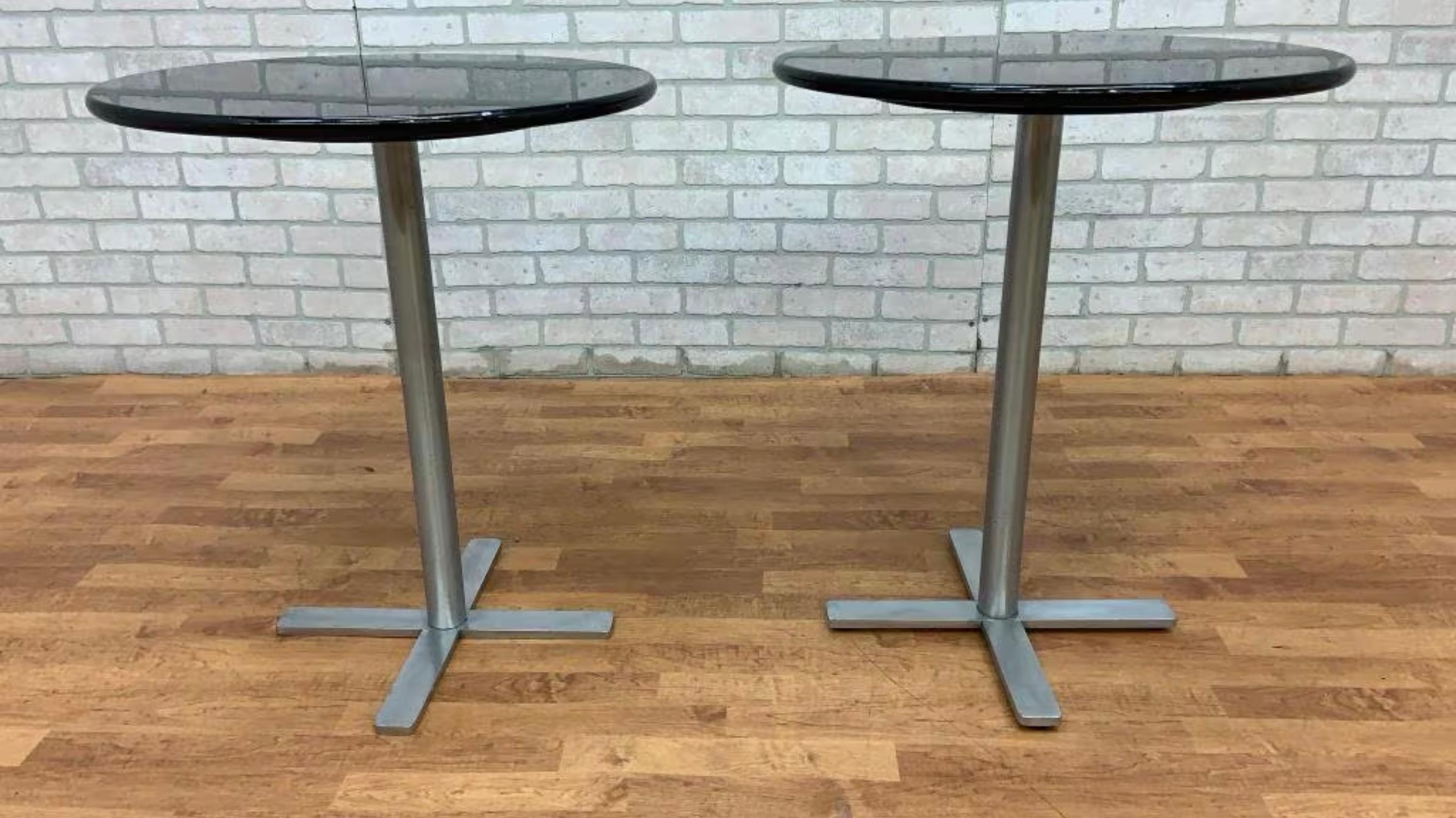 20ième siècle Tables d'appoint bistro vintage rondes à plateau en granit - Paire en vente