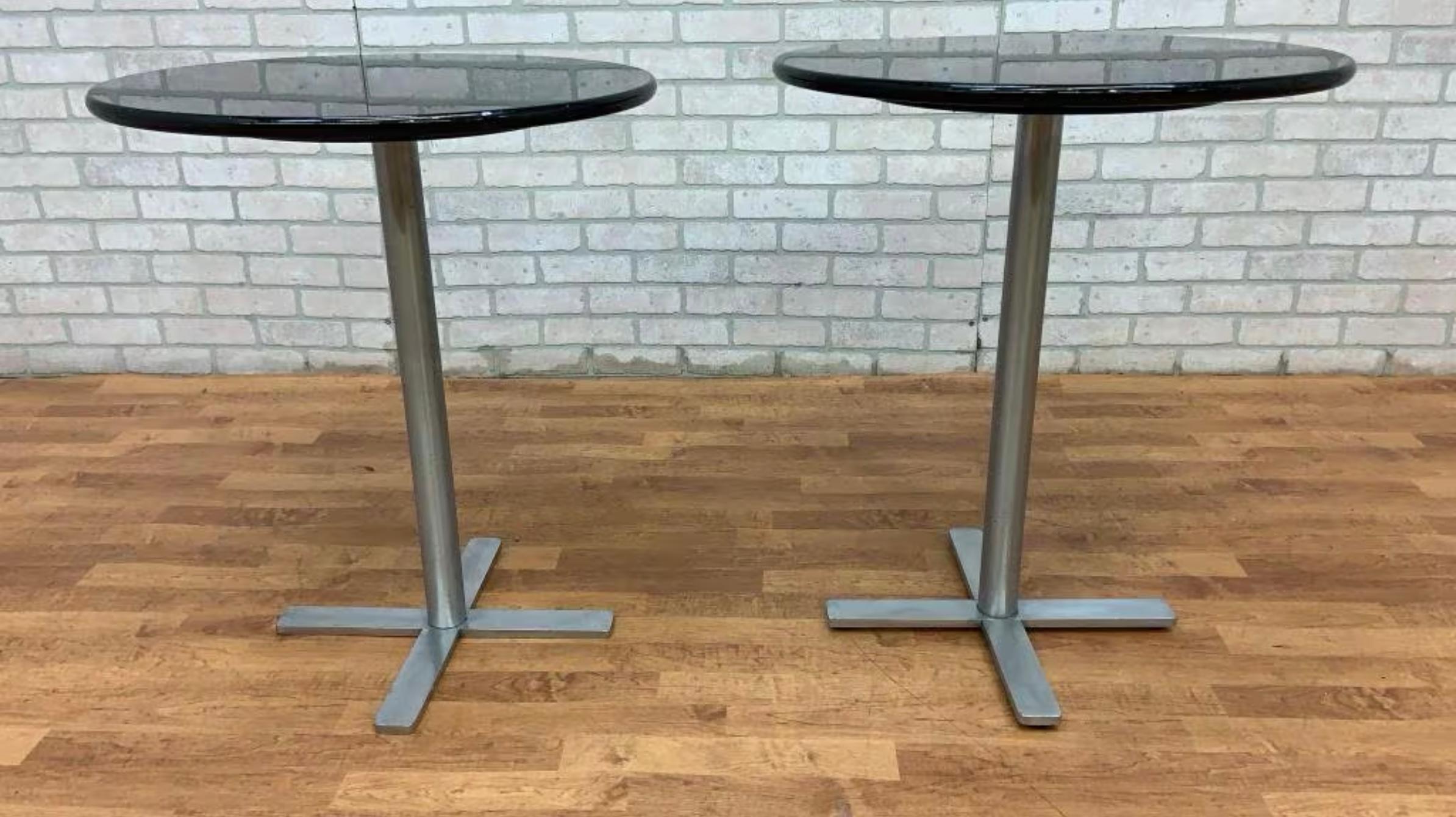 Fin du 20e siècle Tables d'appoint bistro vintage rondes à plateau en granit - Paire en vente