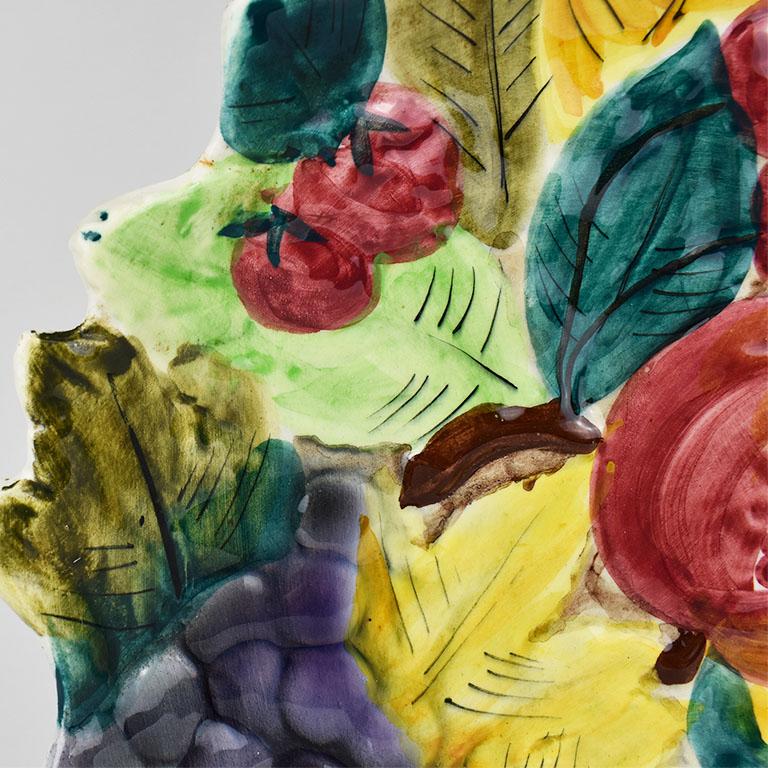 Runder italienischer farbenfroher handbemalter Majolika-Obstteller aus Keramik (Italienisch) im Angebot