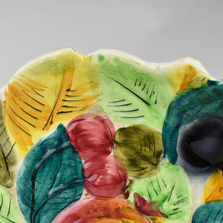 Runder italienischer farbenfroher handbemalter Majolika-Obstteller aus Keramik im Zustand „Gut“ im Angebot in Oklahoma City, OK