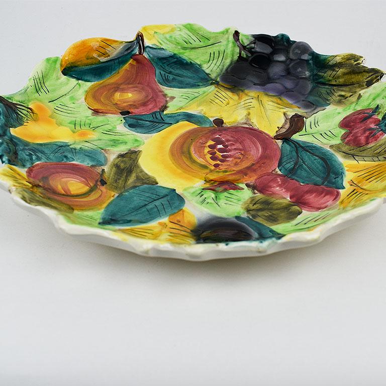 20ième siècle Vieux plat à fruits rond italien coloré en céramique et majolique peint à la main en vente
