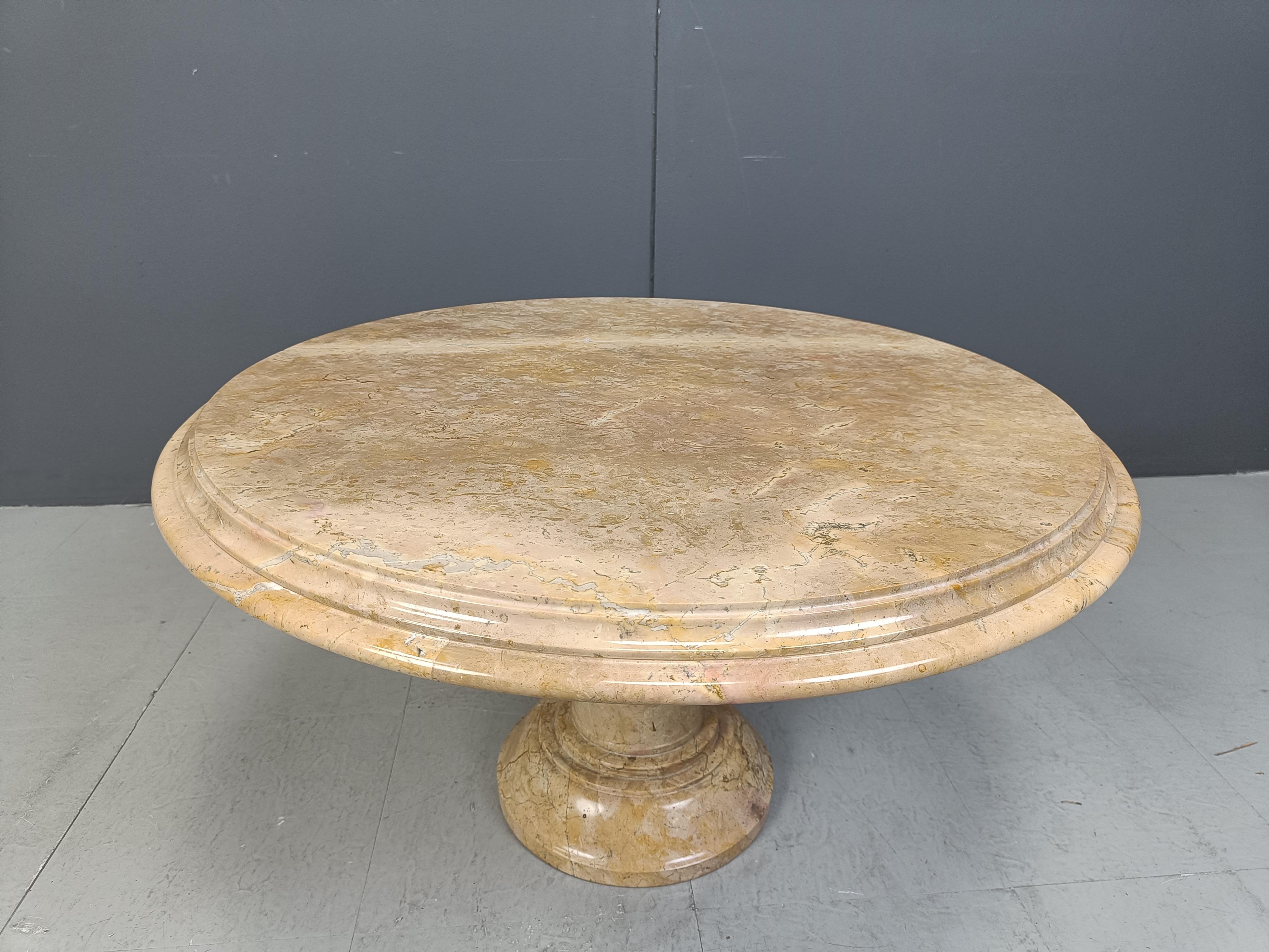Mid-Century Modern Vintage round italian marble coffee table, 1960s For Sale