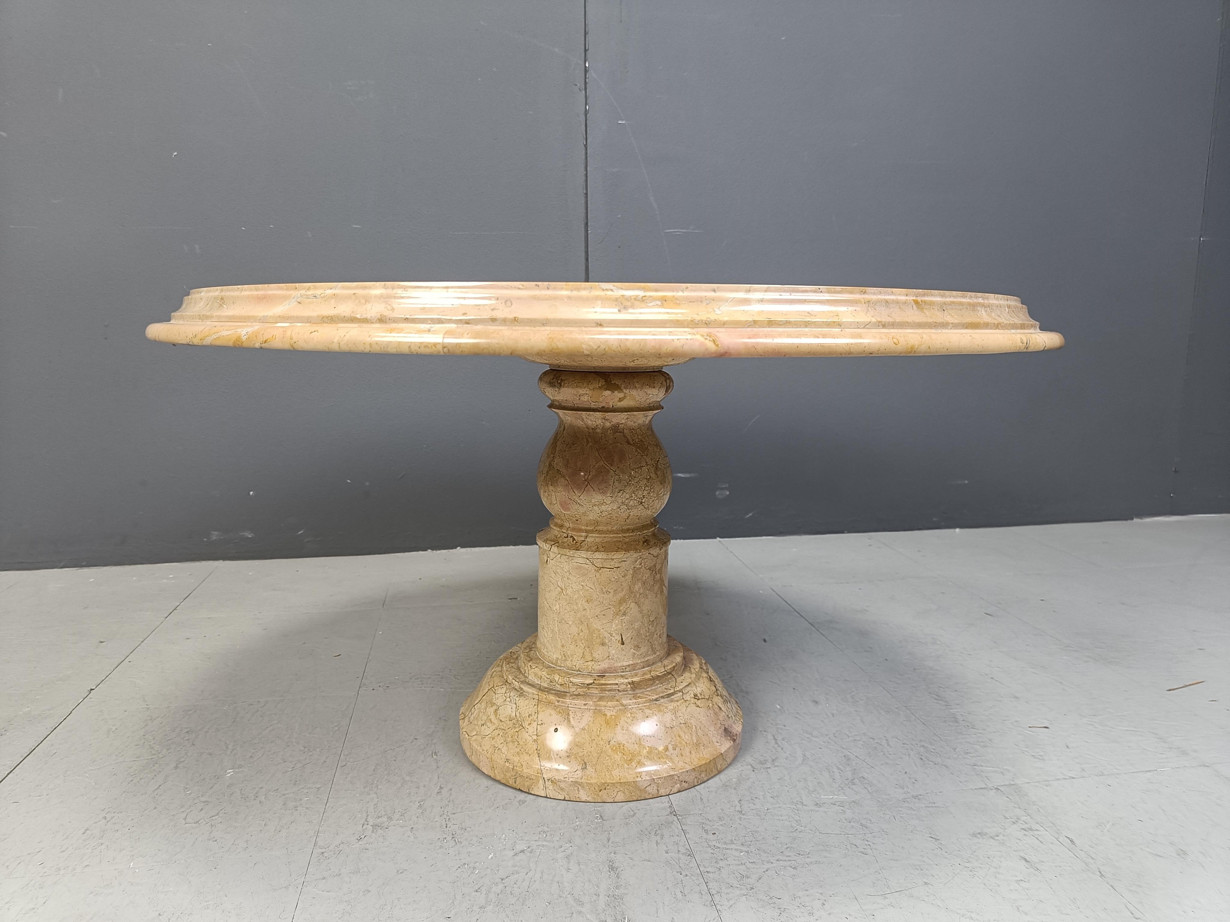 Vintage round italian marble coffee table, 1960s In Good Condition For Sale In Leuven, Vlaams Gewest