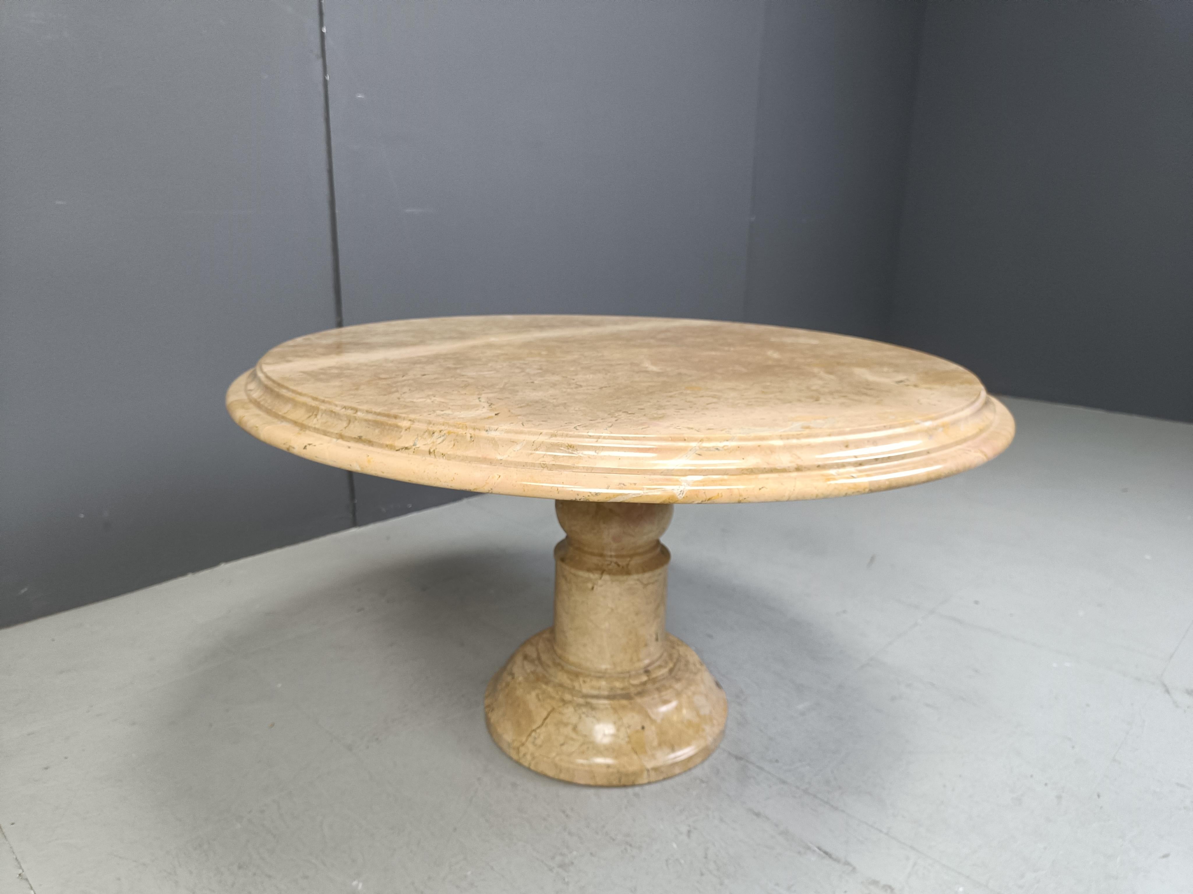 Vintage round italian marble coffee table, 1960s For Sale 1