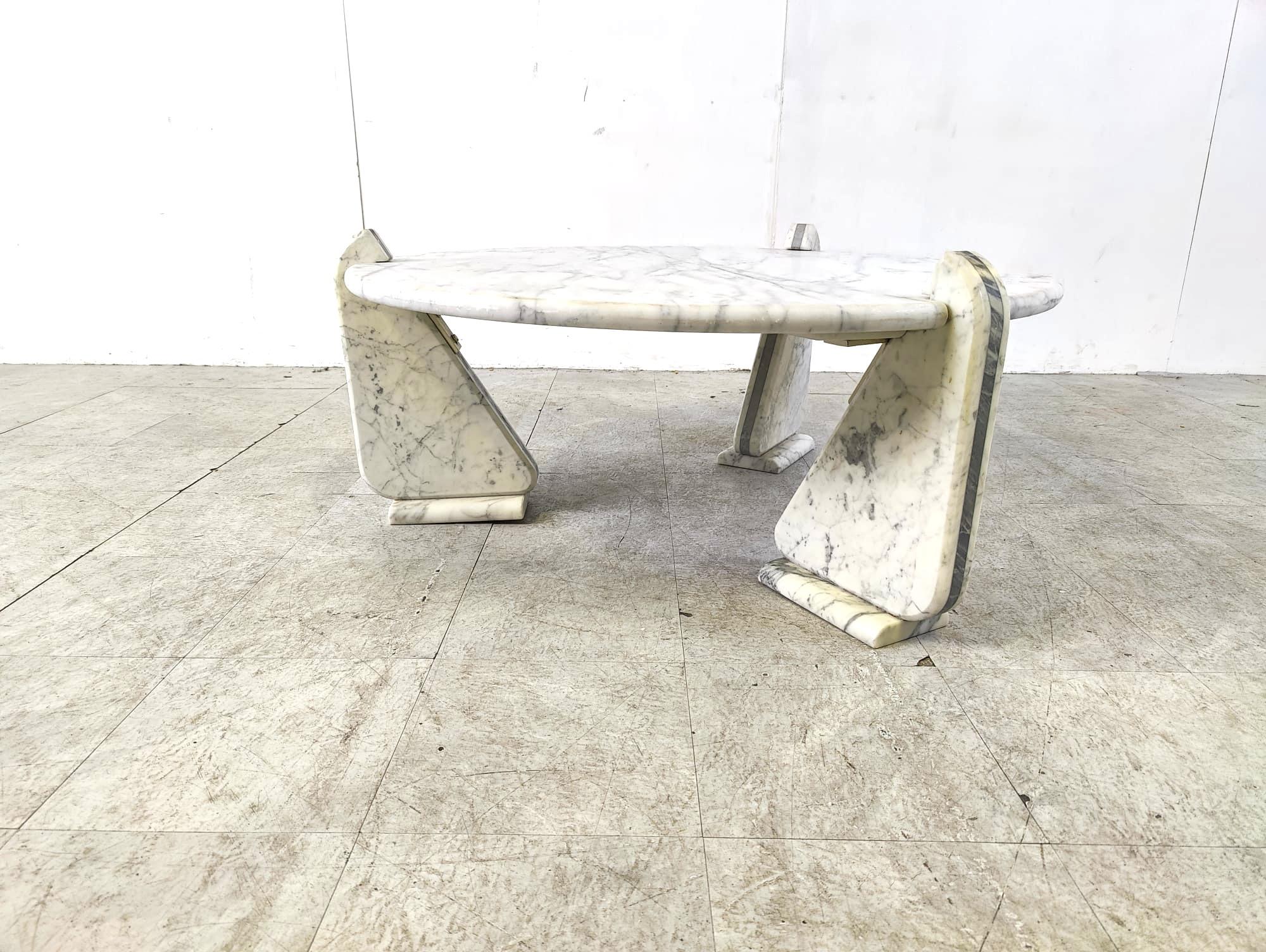 Unique round marble coffee table with three triangular two tone marble interlocking legs.

Beautiful natural marble veins.

Very well designed coffee table

1970s - italy

Good condition

Dimensions:
Height: 50cm
Diameter: 112cm

Ref.: 661143