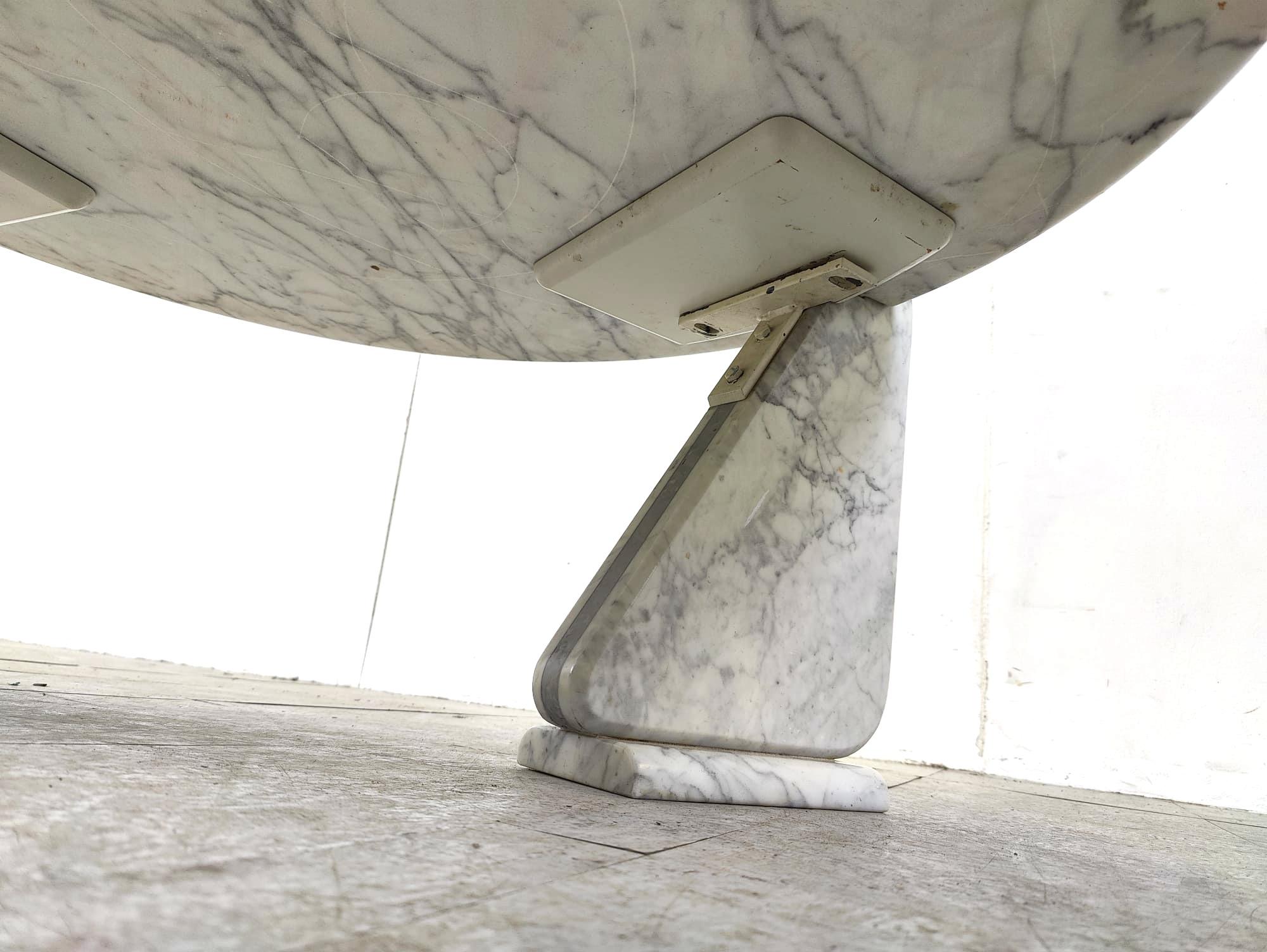 Fin du 20e siècle Table basse ronde italienne en marbre, années 1970 en vente