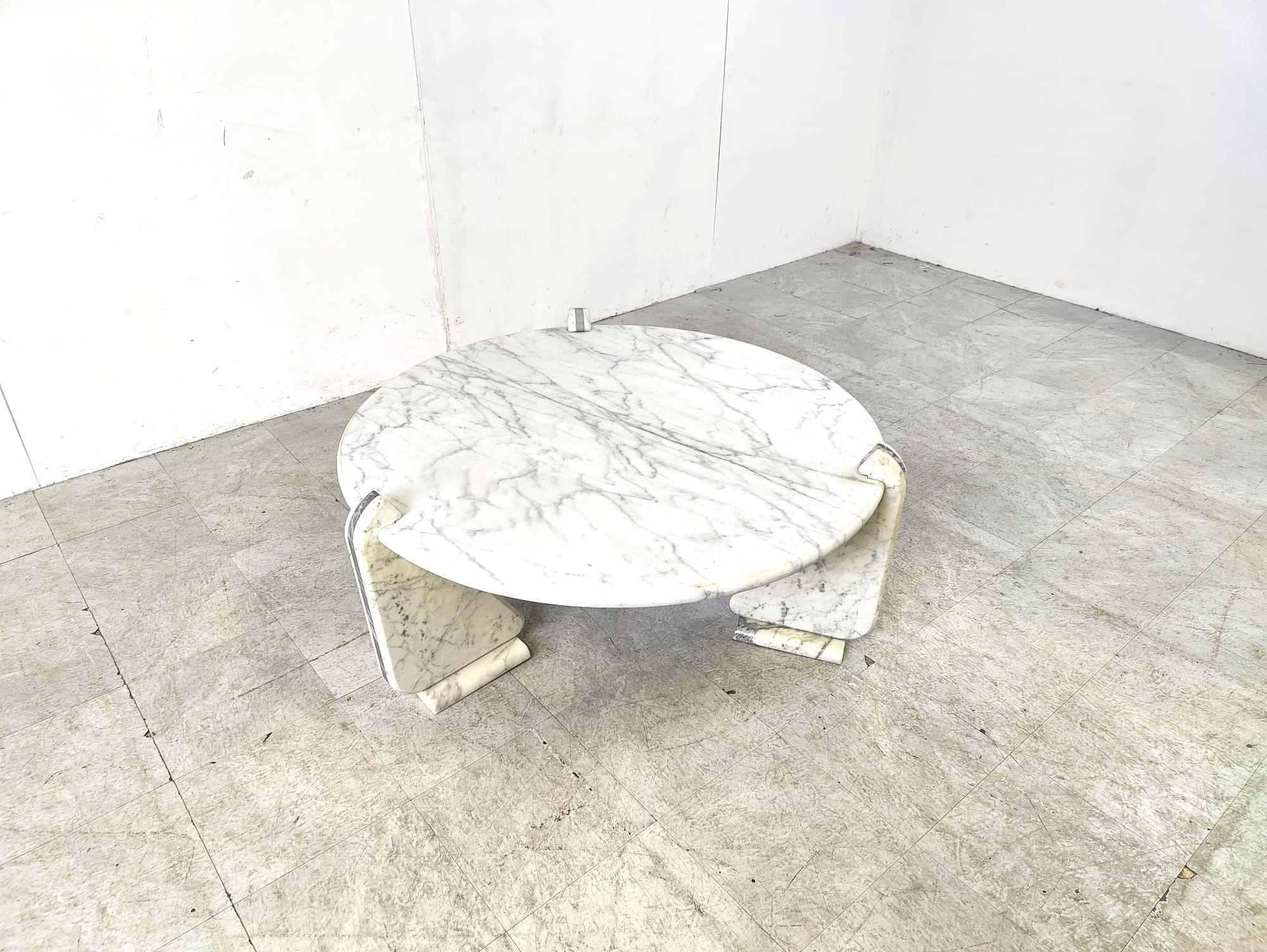 Vintage round italian marble coffee table, 1970s For Sale 1