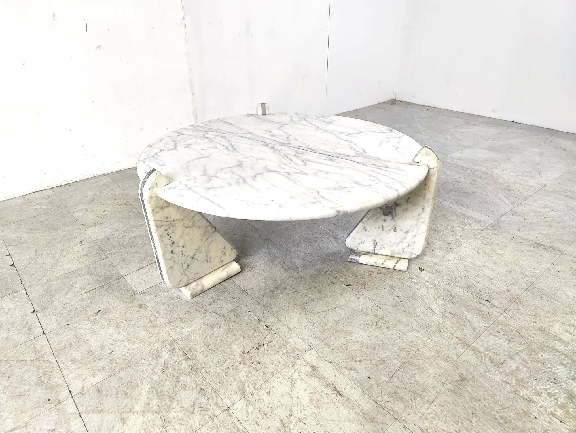 Vintage round italian marble coffee table, 1970s For Sale 2