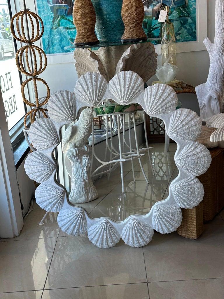 Bellissimo specchio da parete vintage Palm Beach vintage conchiglia smerlata vongola appena laccato in bianco. Dimensioni: 42 D x 2 D. Arriva pronto per essere appeso. 