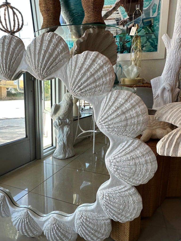 Hollywood Regency Specchio rotondo d'epoca laccato bianco Palm Beach Scallop Clam Seashell Shell in vendita