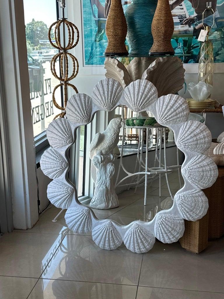Americano Specchio rotondo d'epoca laccato bianco Palm Beach Scallop Clam Seashell Shell in vendita