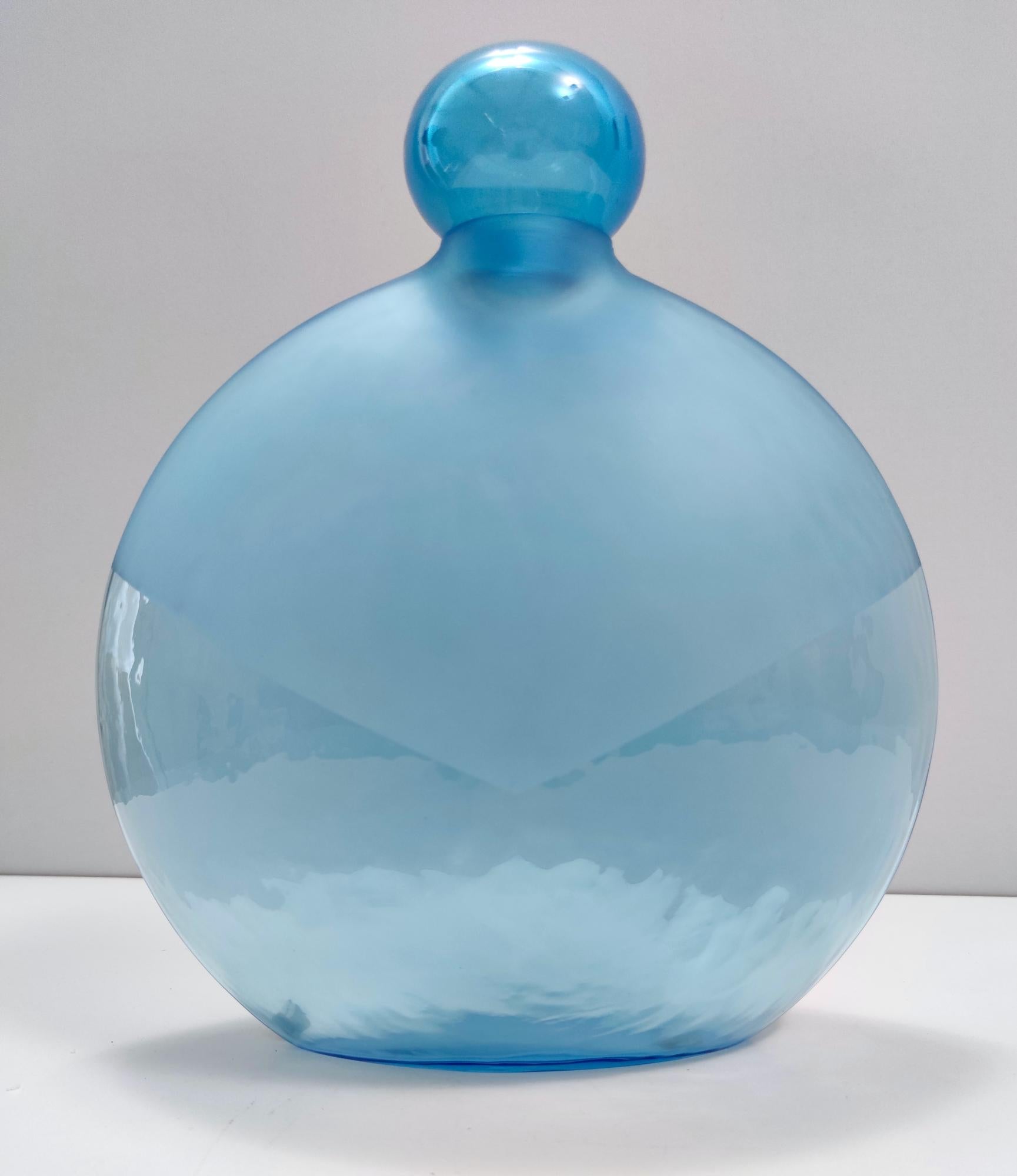 Italiano Bottiglia rotonda postmoderna in vetro di Murano azzurro di Alfredo Barbini, Italia, anni '80 in vendita