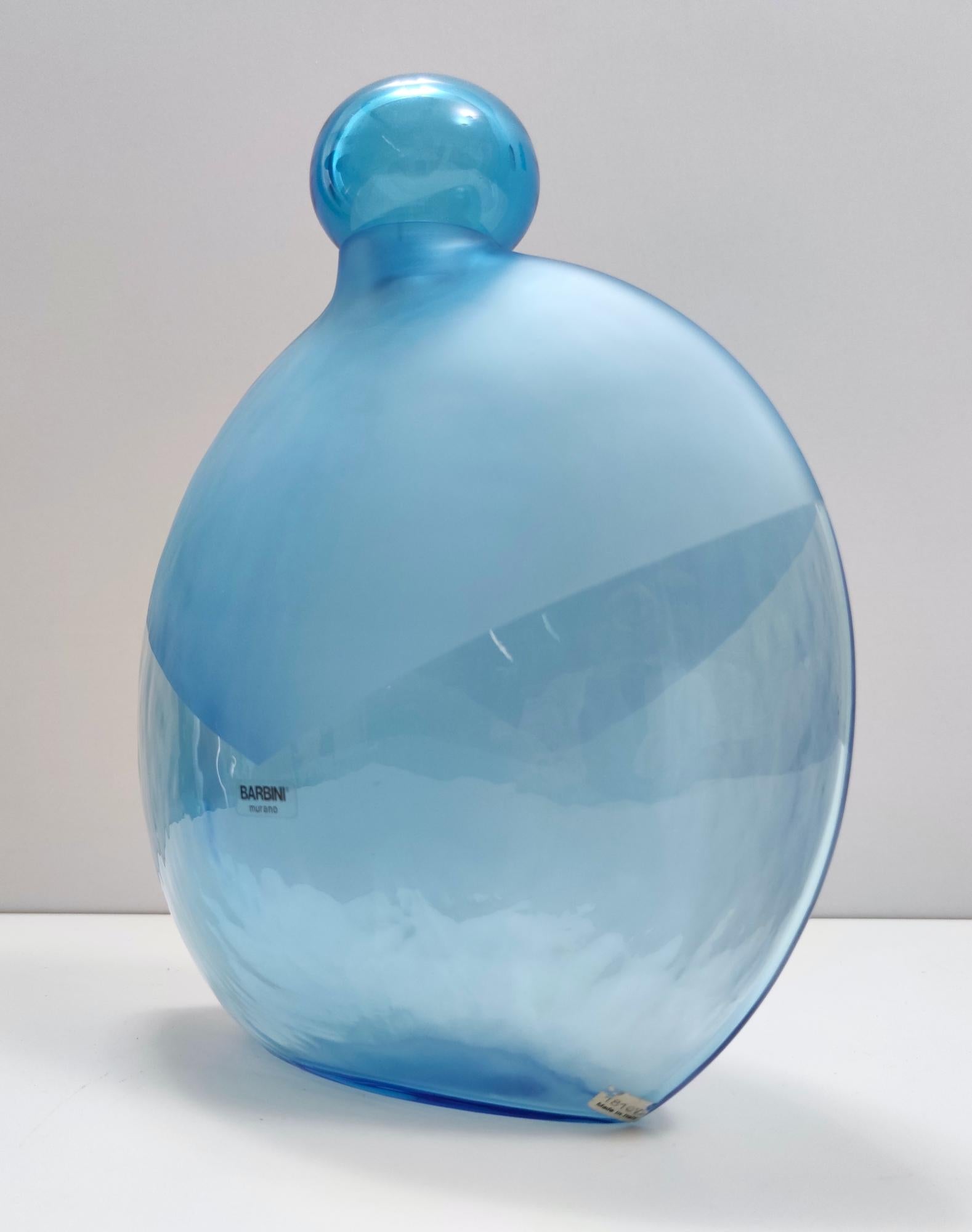 Realizzato con acquaforte Bottiglia rotonda postmoderna in vetro di Murano azzurro di Alfredo Barbini, Italia, anni '80 in vendita