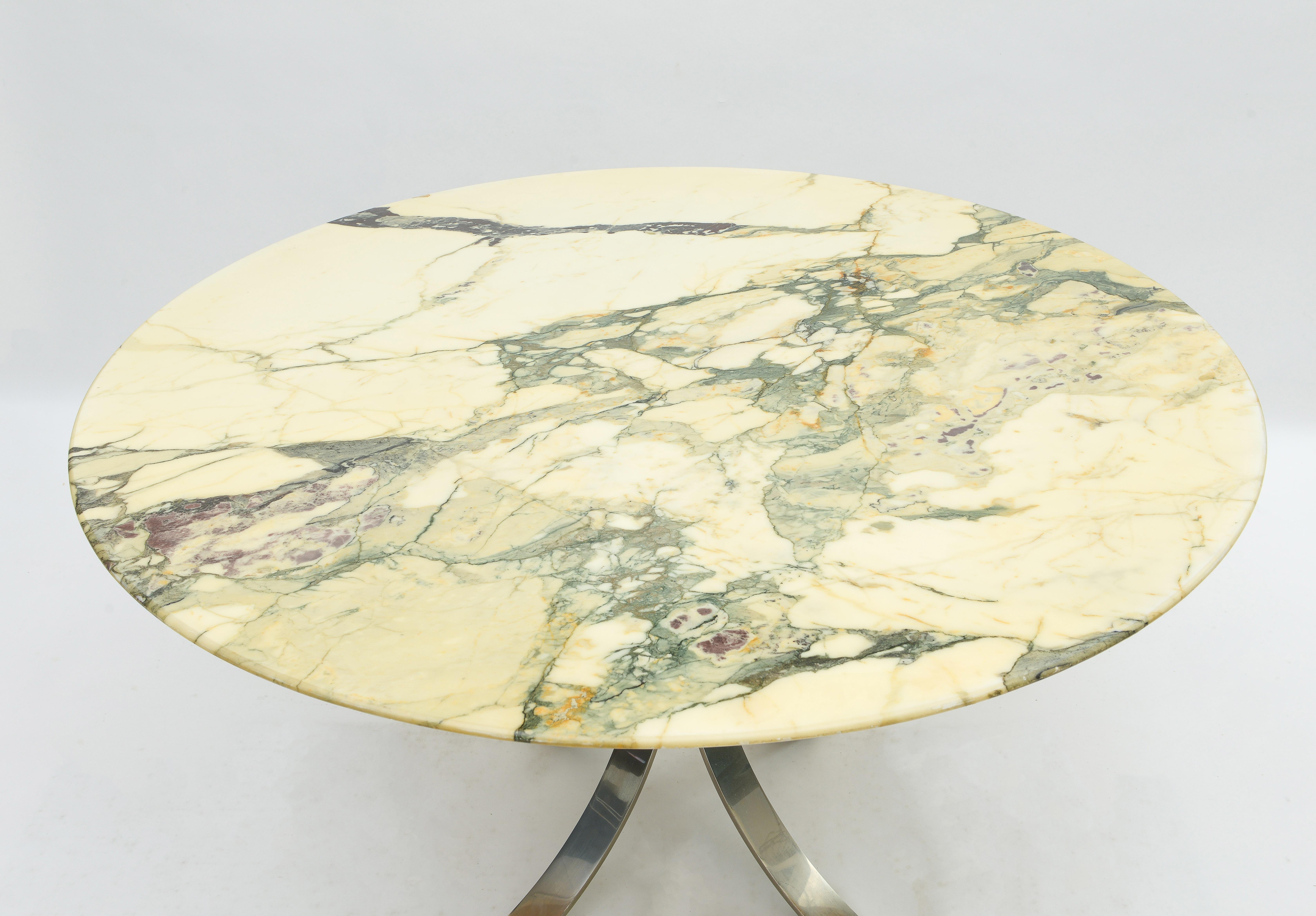Table en marbre veiné vintage en très bon état avec des veines incroyables. Socle chromé.
Parfait pour tout type de décor. Osvaldo Borsani, beau marbre.