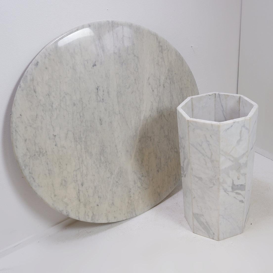 Vintage Runder Esstisch aus Marmor, 1970er Jahre - Ø113cm
Carrara-Marmor - achteckiger Tischfuß
 Leicht vergilbte Marmorplatte - siehe Fotos
Maße: Ø 113 cm H:74.5cm 