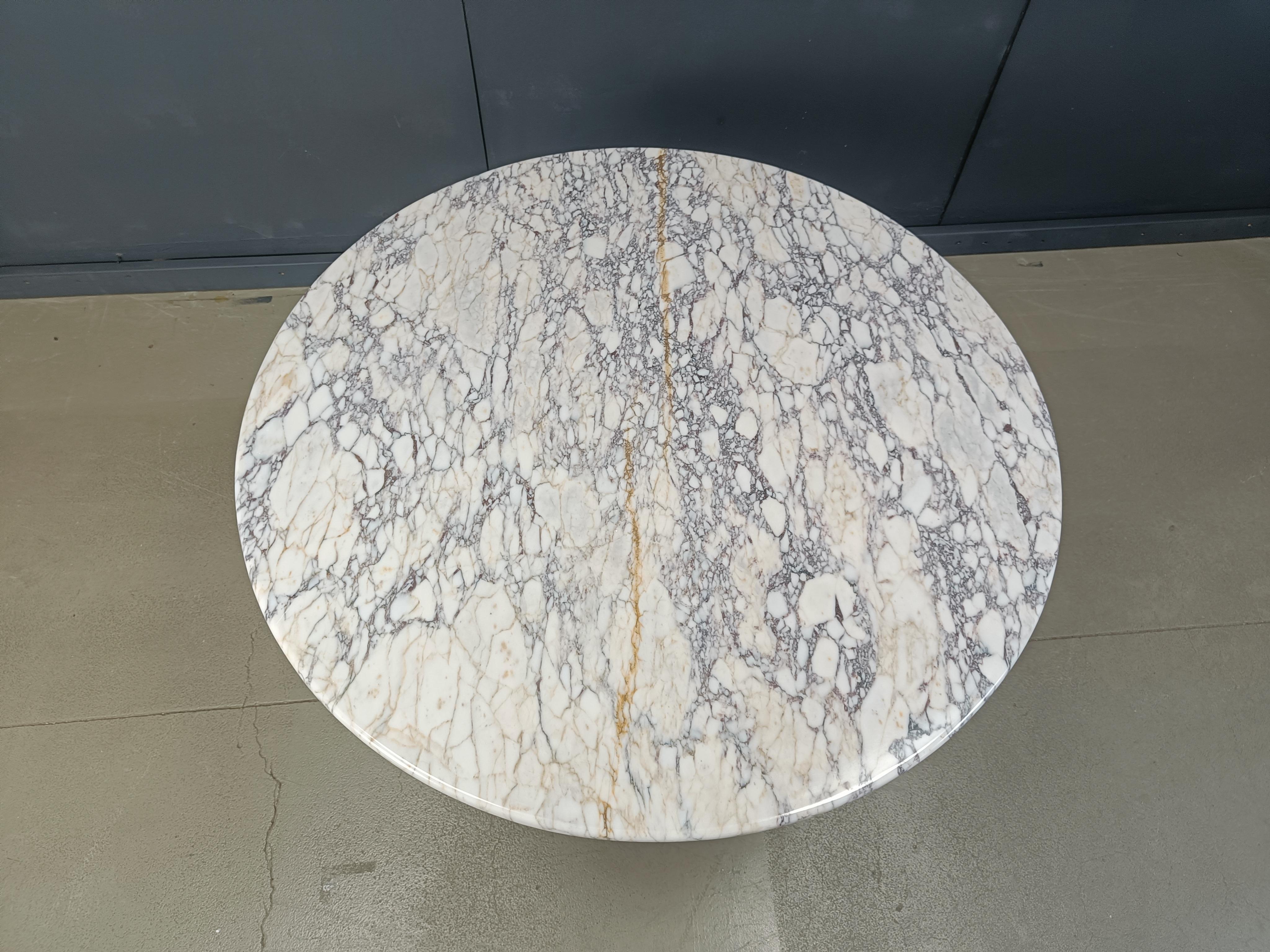 Spectaculaire table ronde en marbre 'viola' avec une base de forme conique.

Magnifiques veines dans le marbre.

Très proche du style d'Angelo Mangiarotti.

Bon état

Années 1970 - Italie

Hauteur : 77cm
Diamètre : 120 cm

Réf : 25042902

*Toutes
