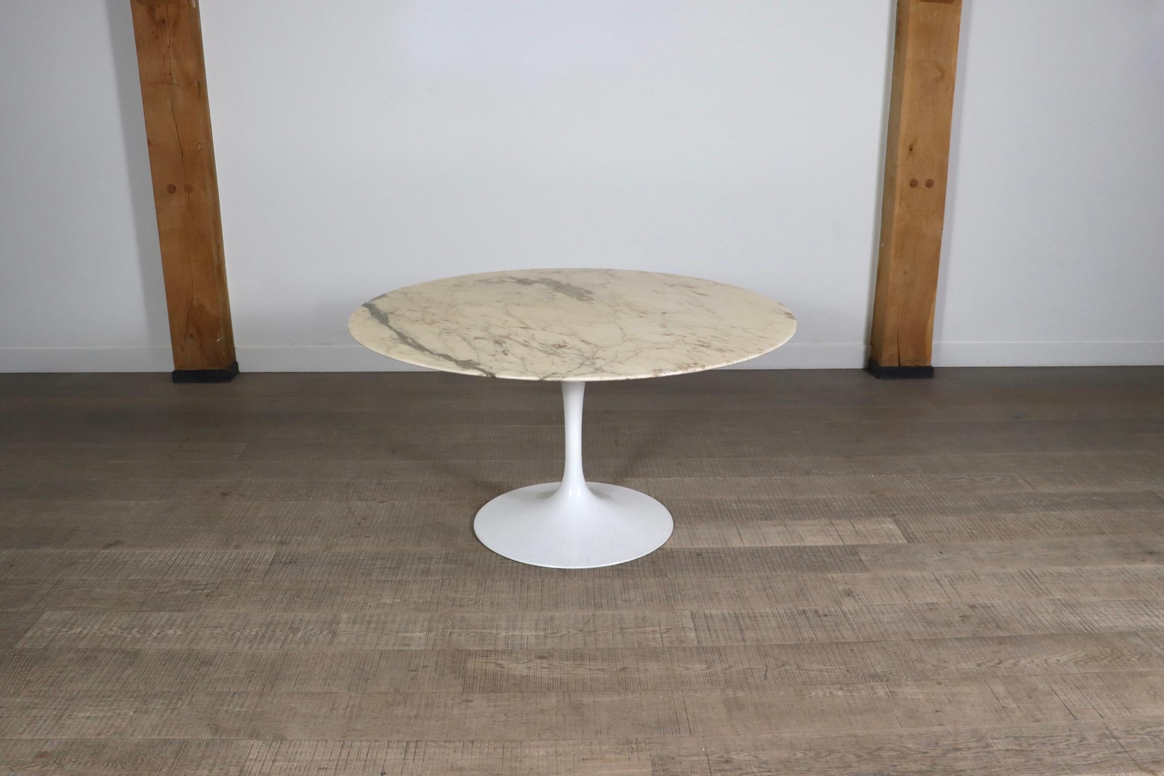 Nice round shaped vintage marble tulip dining table, designed by Eero Saarinen for Knoll International. This timeless design will instantly elevate any dining area with its luxurious looks and feeling. The marble is in very good condition and has a