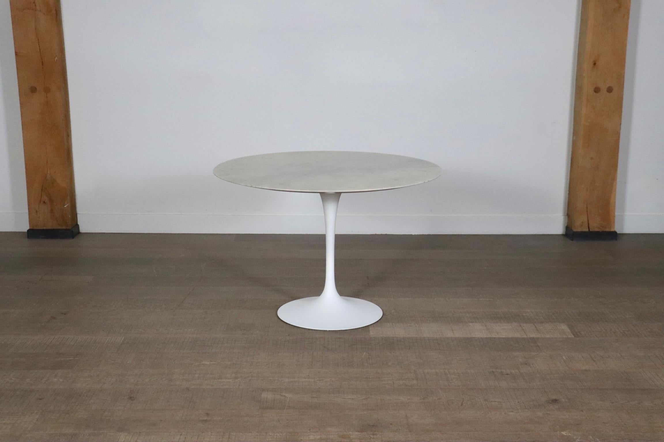 Amazing round shaped vintage marble tulip dining table, designed by Eero Saarinen for Knoll International. This timeless design will instantly elevate any dining area with its luxurious looks and feeling. The original Carrara marble top is in very